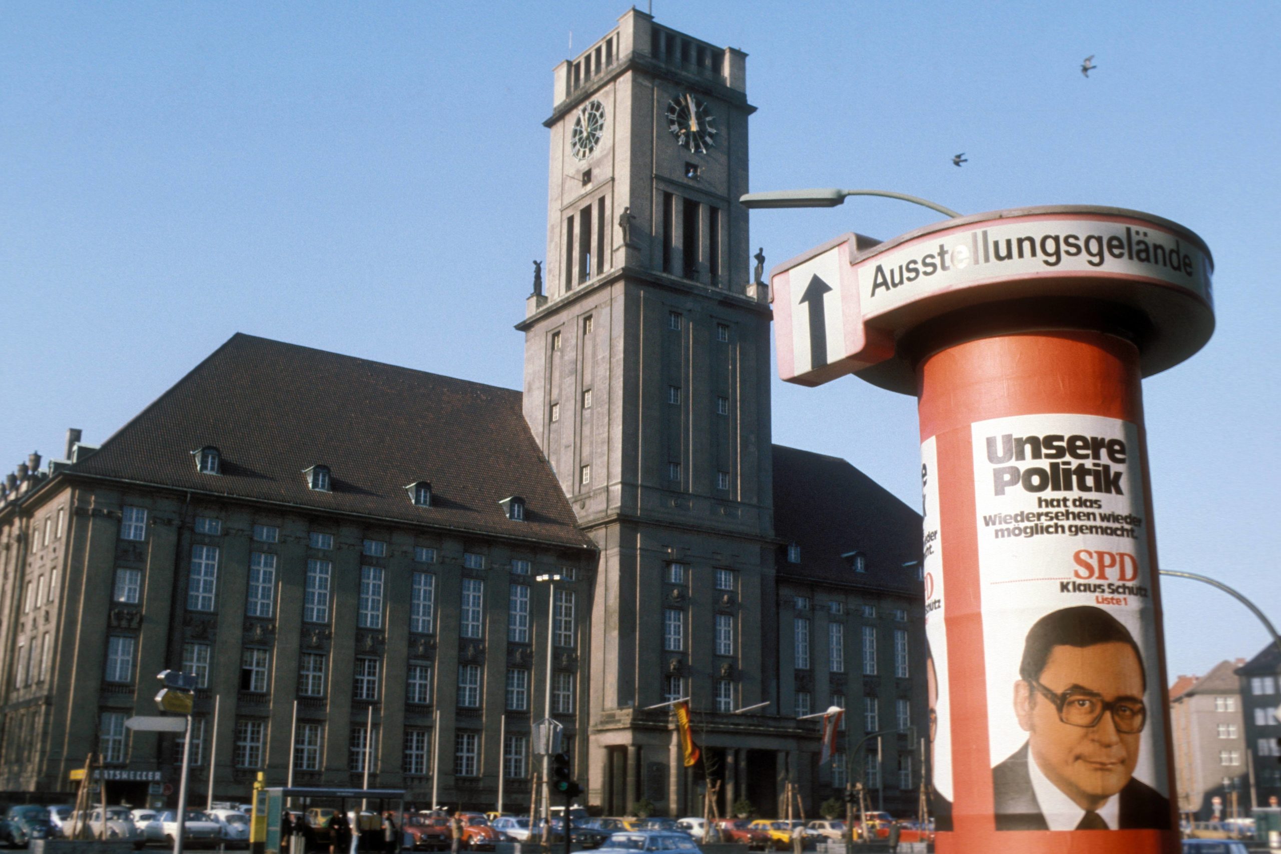 Litfaßsäulen in Berlin trugen auch Parteiwerbung: Hier zu sehen ist ein Wahlplakat von Klaus Schütz (SPD) vor dem Rathaus Schöneberg, 1975. Foto: Imago/Sven Simon