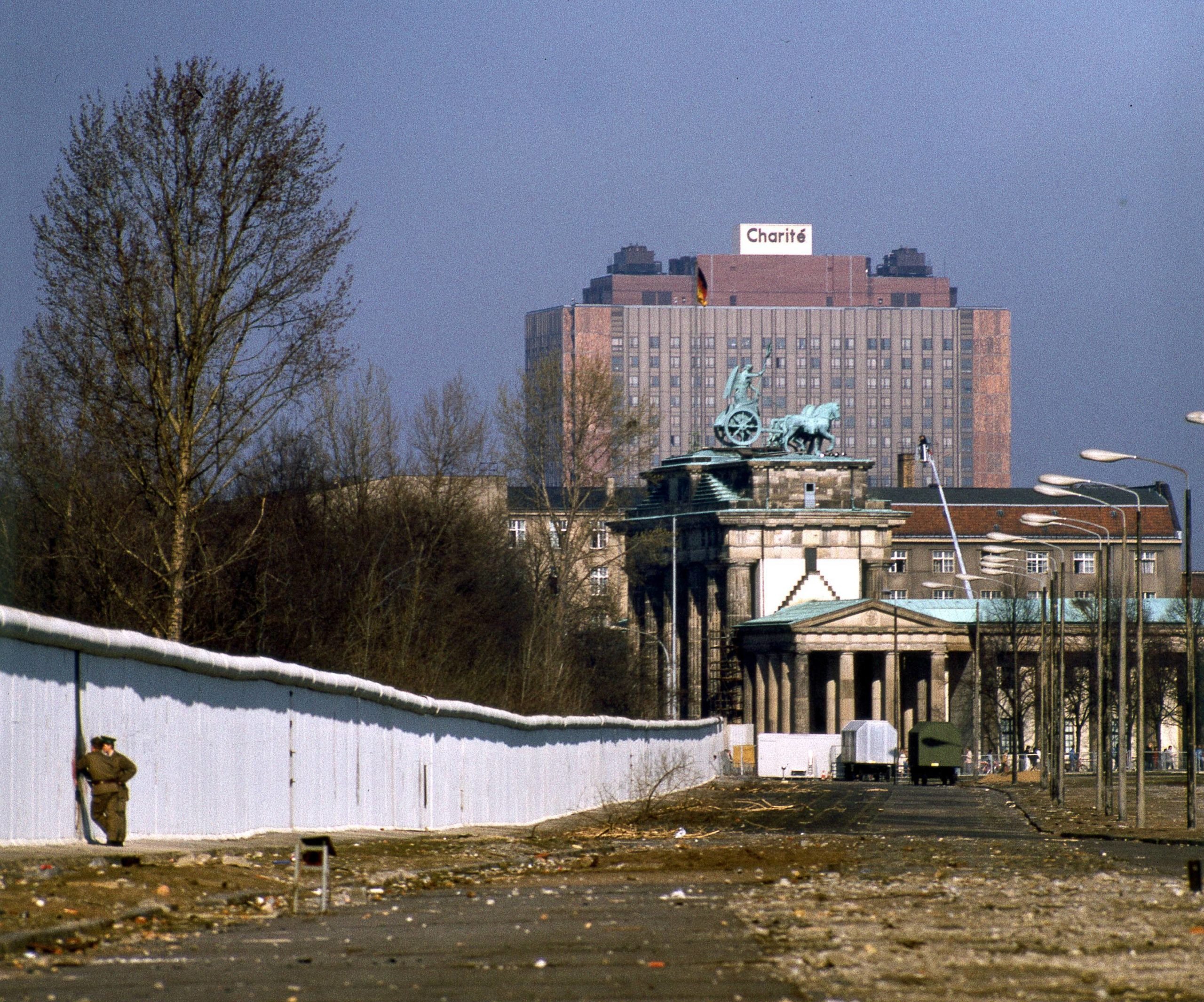 Das markante Gebäude wurde von einem Architektenteam unter Karl-Ernst Swora und Dieter Bankert entworfen und gebaut. Foto: Imago/NBL Bildarchiv 