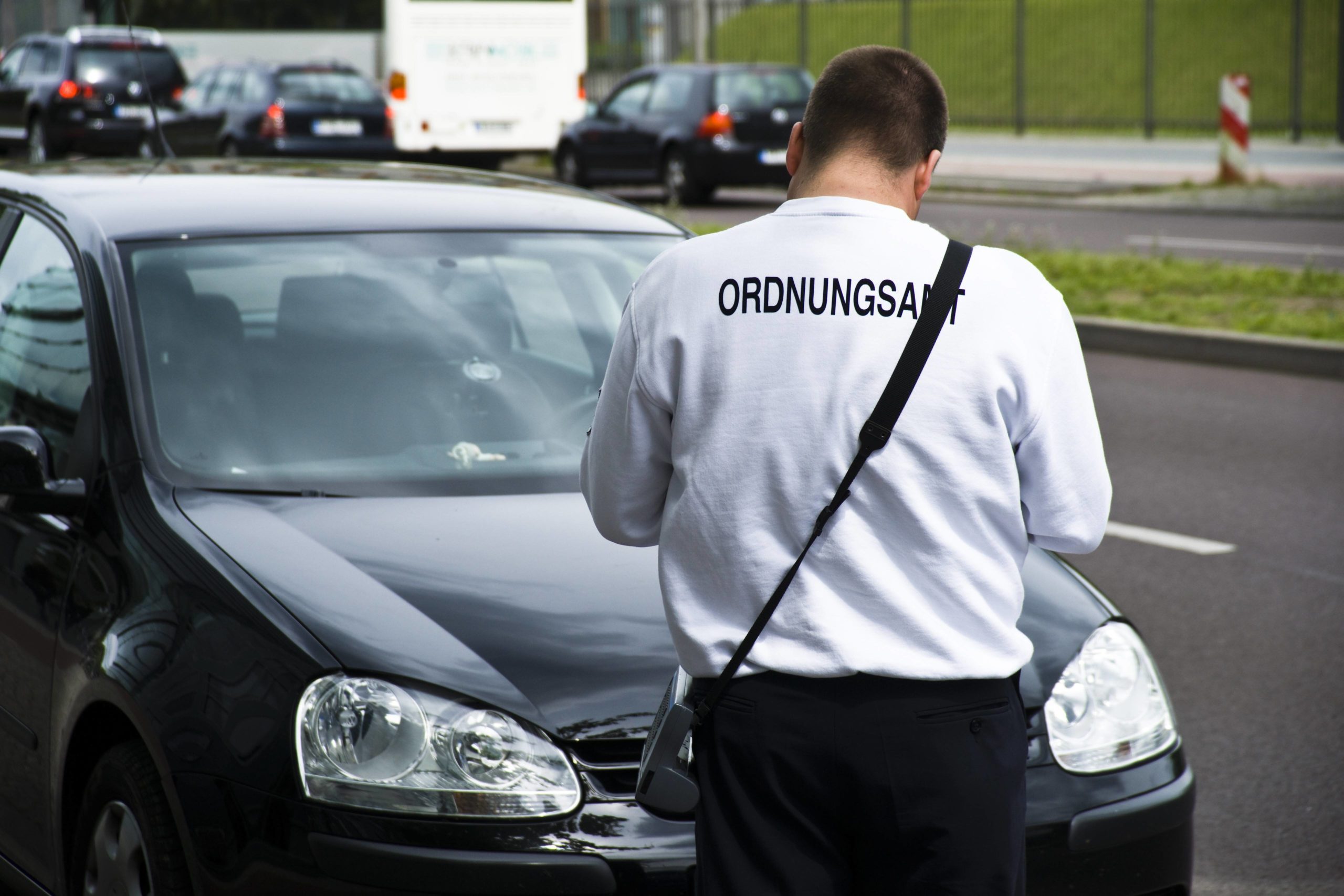Parken in Berlin: Ein Mitarbeiter des Ordnungsamts Berlin stellt einen Bußgeldbescheid aus. Foto: Imago/imagebroker 