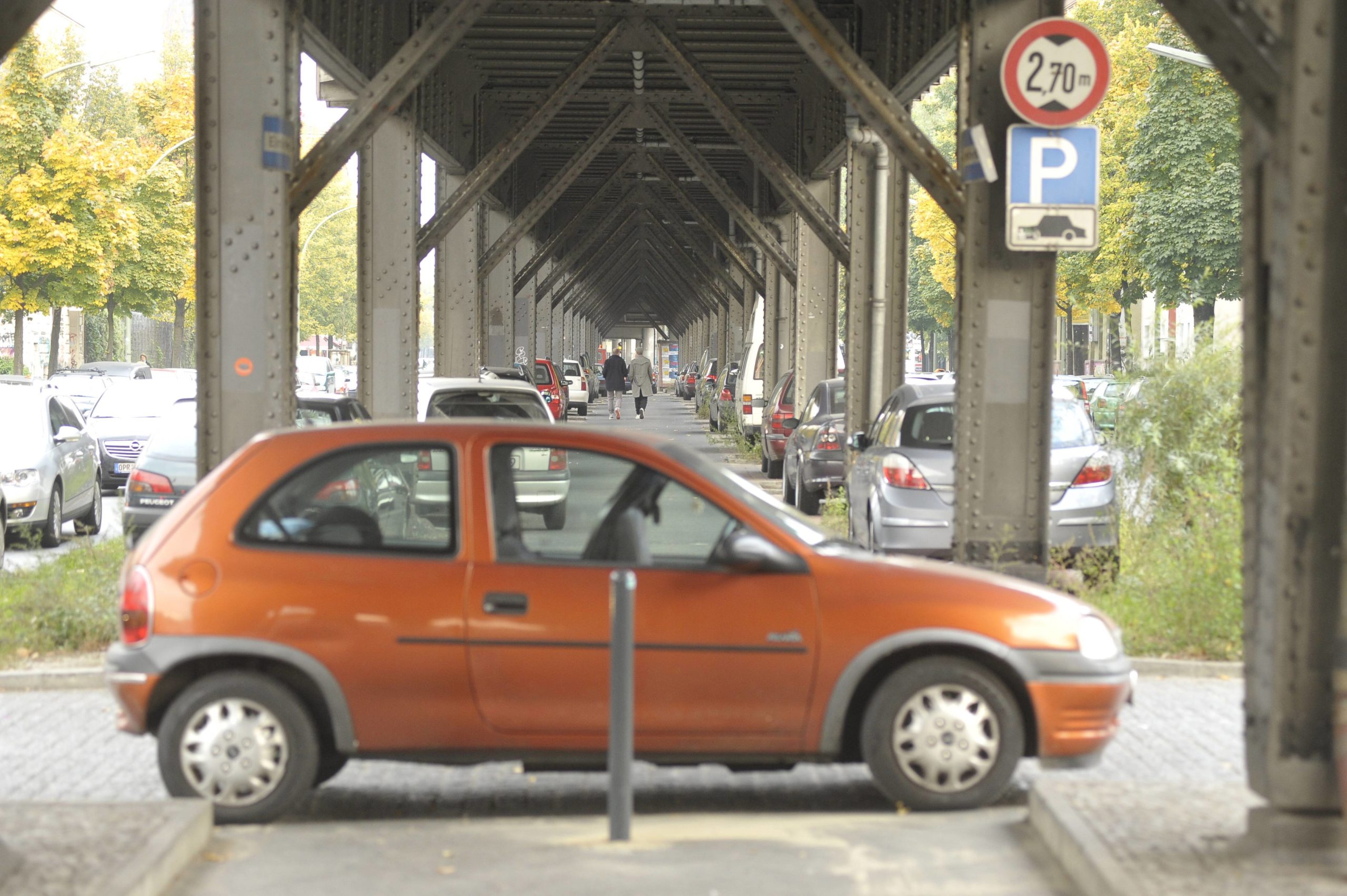 Parken wie im Wilden Westen. Ein willkürlich abgestelltes Auto unter den Hochbahngleisen in der Skalitzer Strasse in Kreuzberg. Foto: Imago/Seeliger