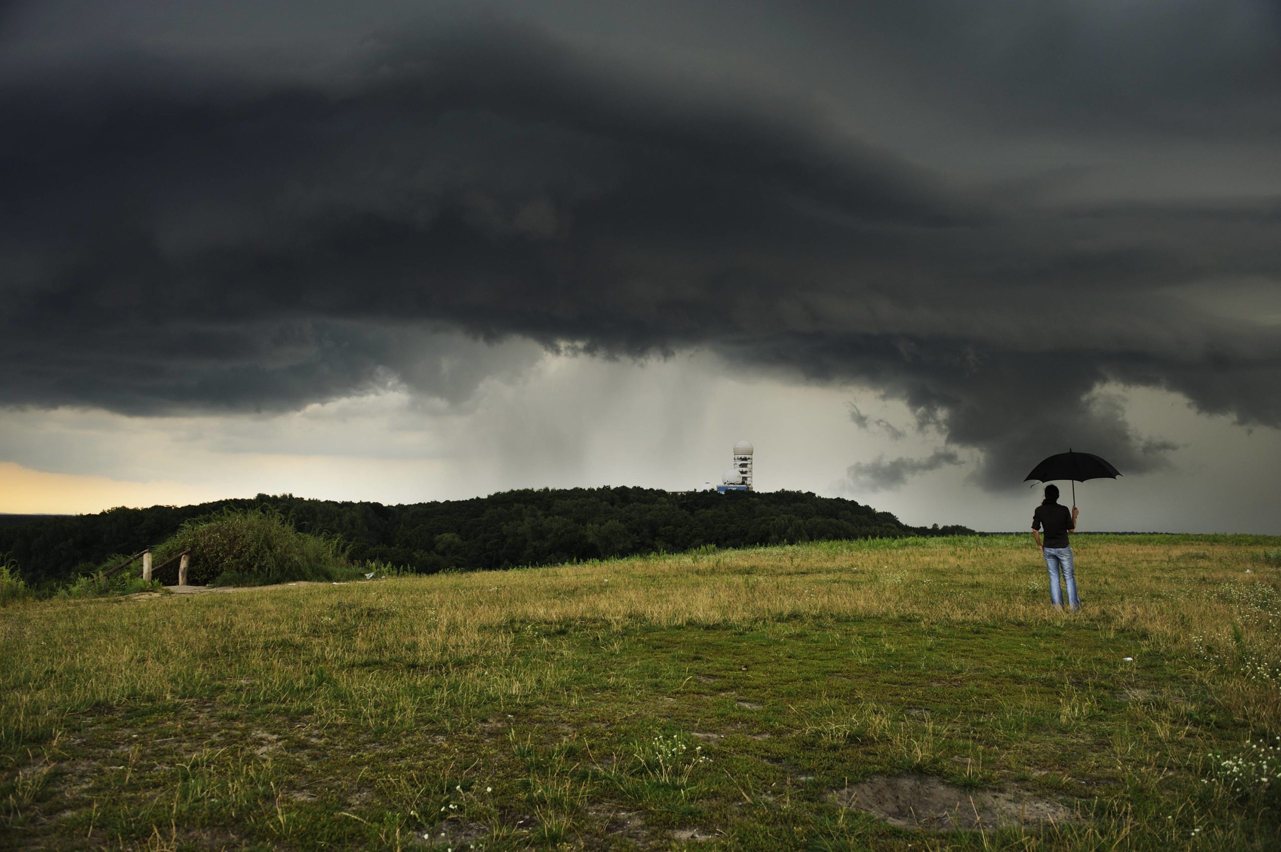 Dunkle Wolken über dem Teufelsberg. Foto: Imago/David Heerde