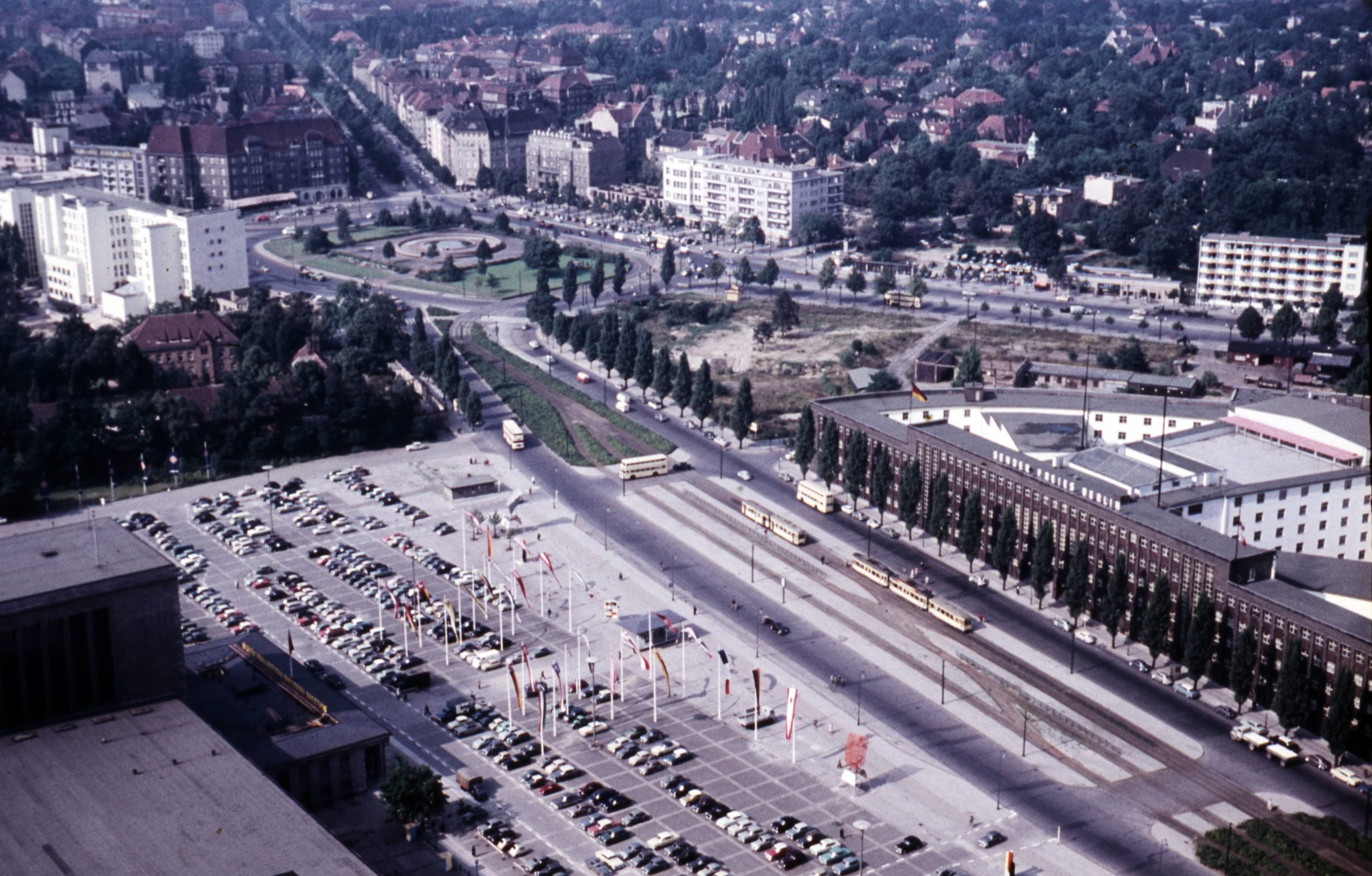 Trade fair car park, broadcasting center – and many villas: Westend from the air, around 1958. Photo: Imago/Gerhard Leber