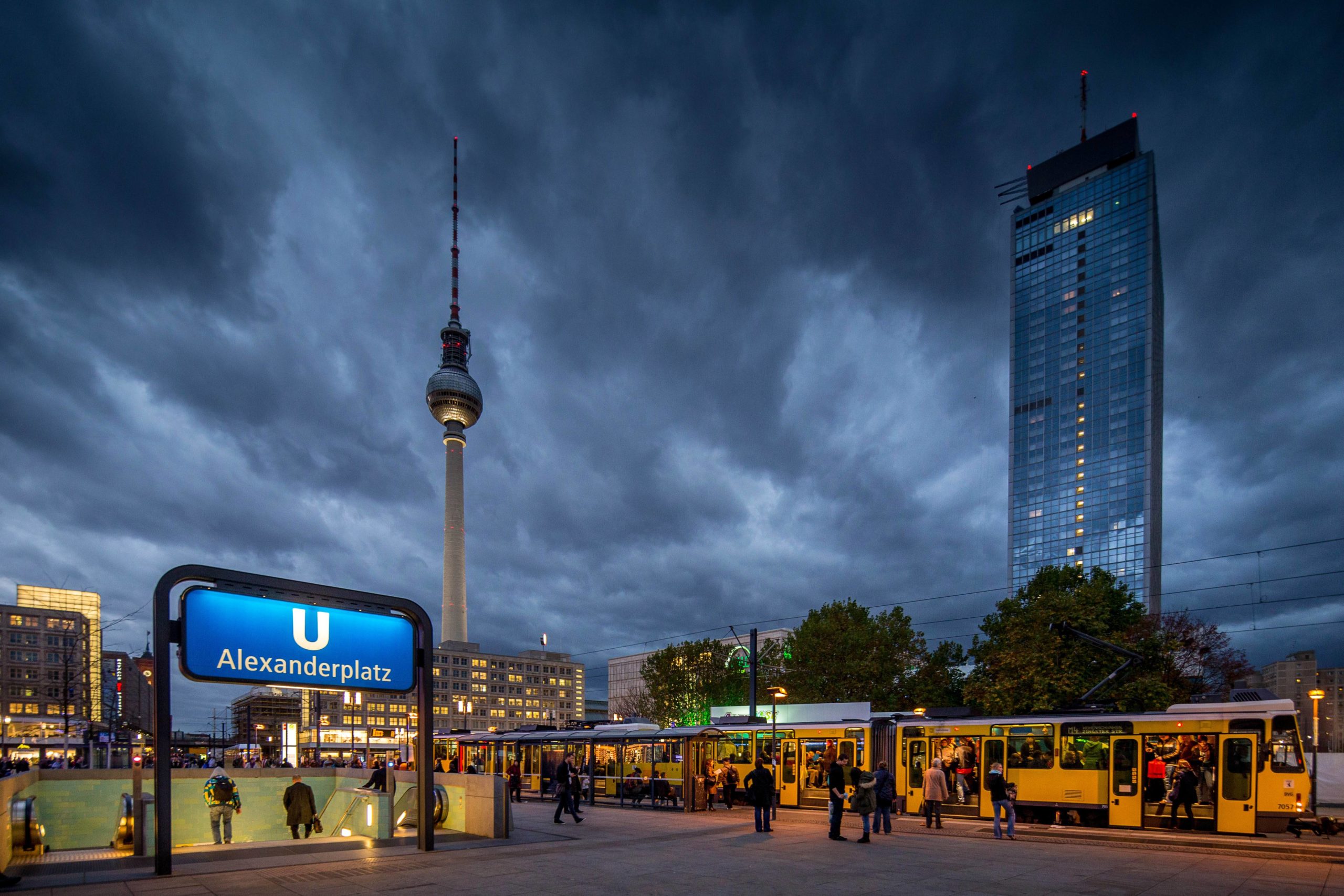 Himmel Berlin Wolken: Am Alexanderplatz braut sich etwas zusammen. Foto: Imago/Hoch Zwei Stock/Angerer