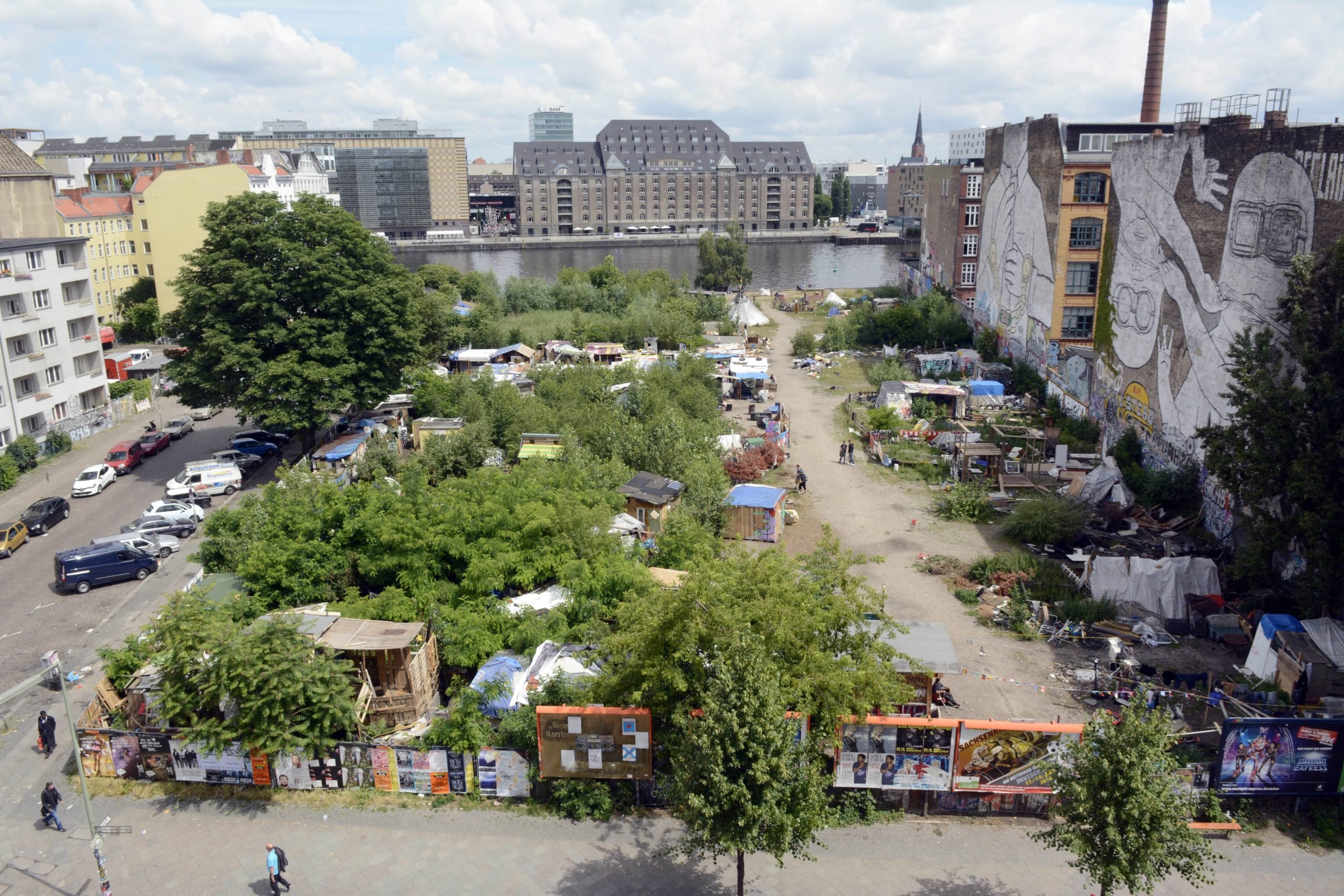 Brachen in Berlin: Provisorisches Camp an der Cuvry-Brache in Kreuzberg, 2014. Foto: Imago/Bernd Friedel