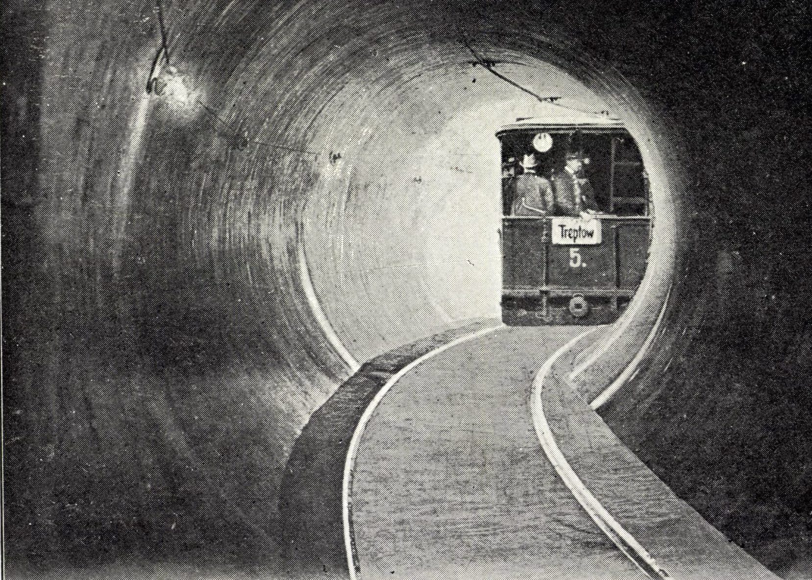 Berlin um 1900: Gruss von der Tunnelbahn unter der Spree in Treptow, 1904. Foto: Imago/Arkivi