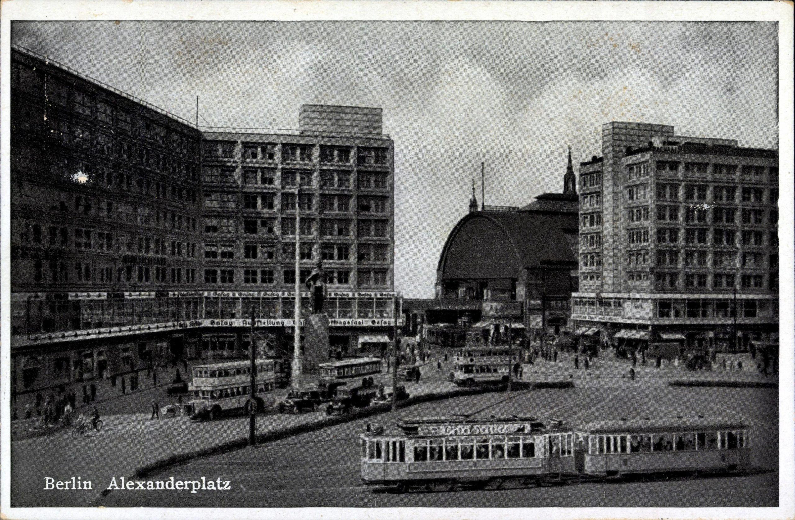 Vor dem Bahnhof erstreckt sich der weitläufige Alexanderplatz (ca. 1935). Foto: Imago/arkivi