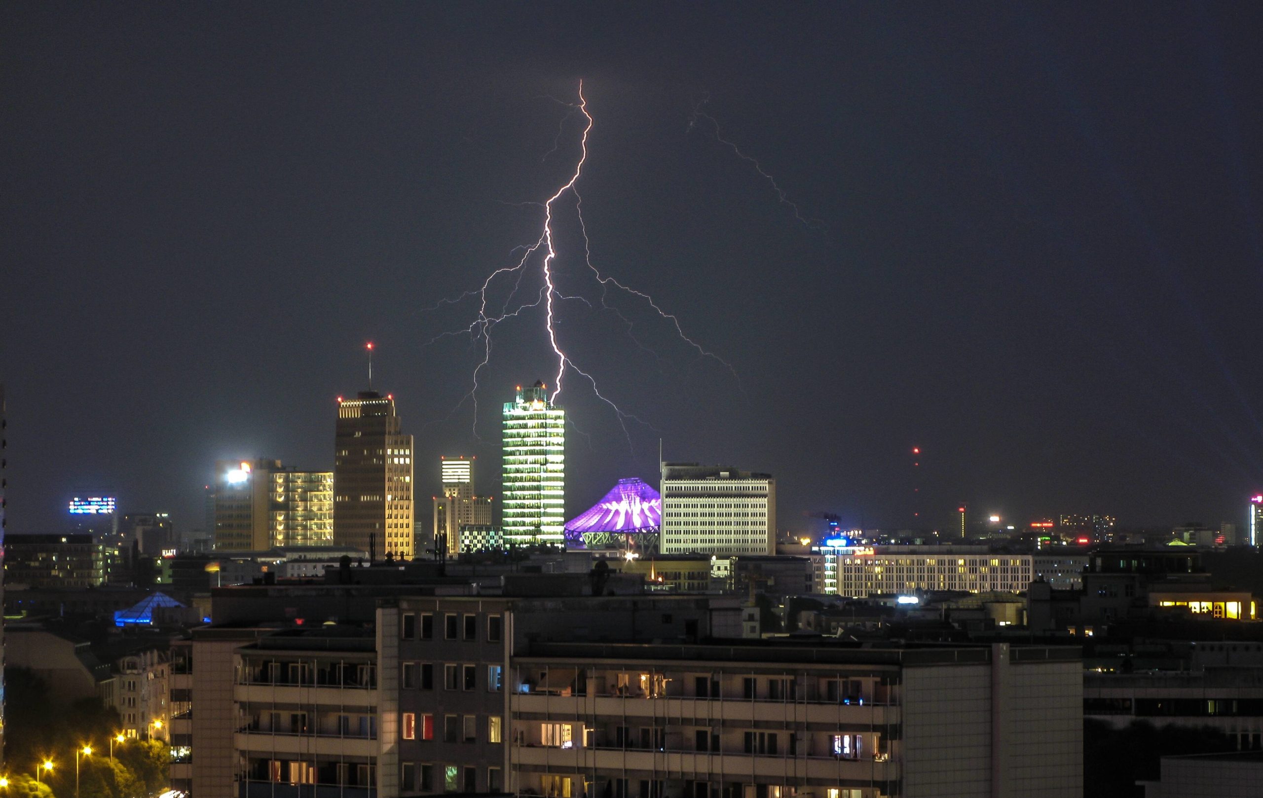 Blitze über dem Potsdamer Platz. Foto: Imago/Ralph Peters
