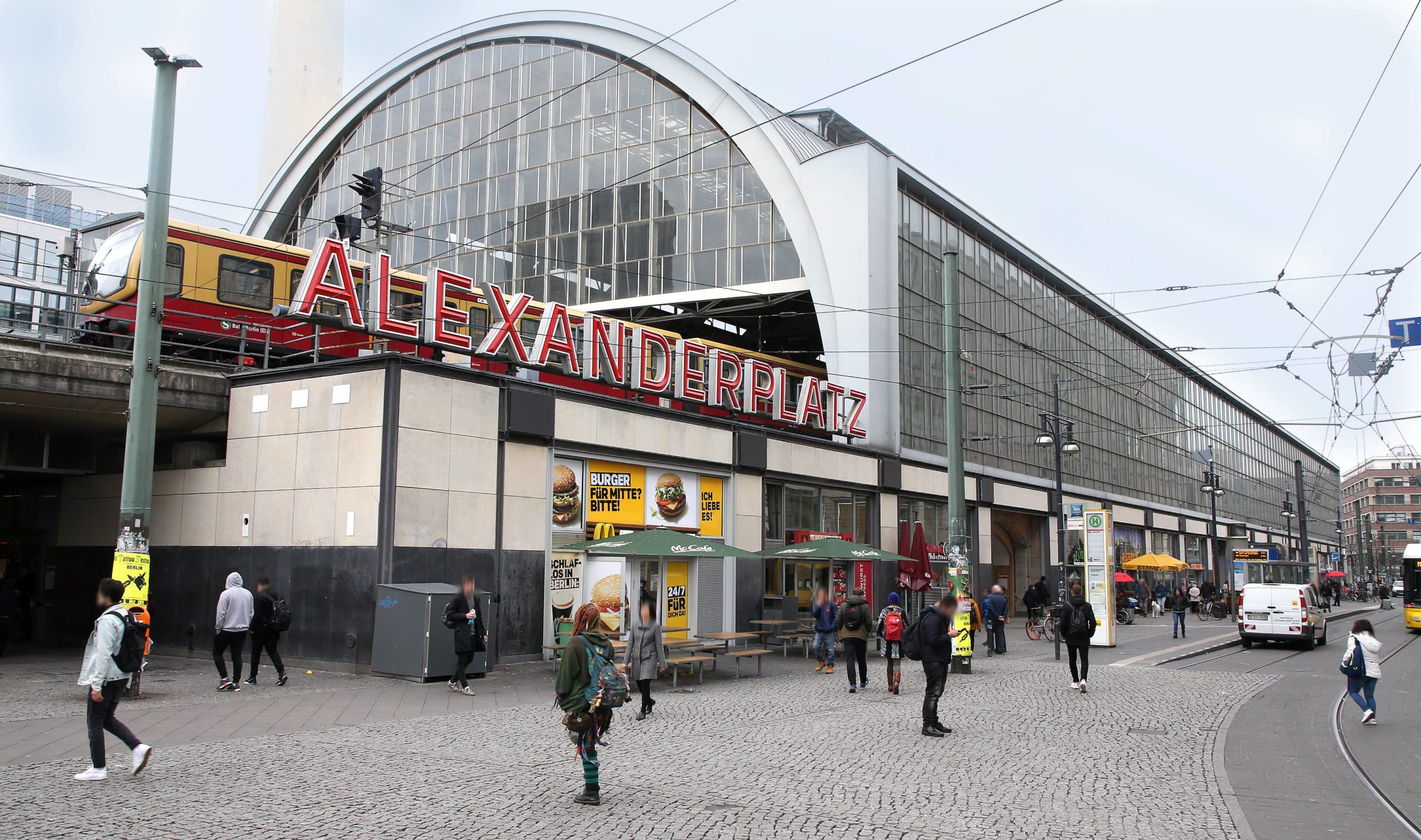 So kennen wir den Alexanderplatz heute. Seine Anfänge machte der Bahnhof jedoch als Festungsgraben. Foto: Imago/Andreas Gora