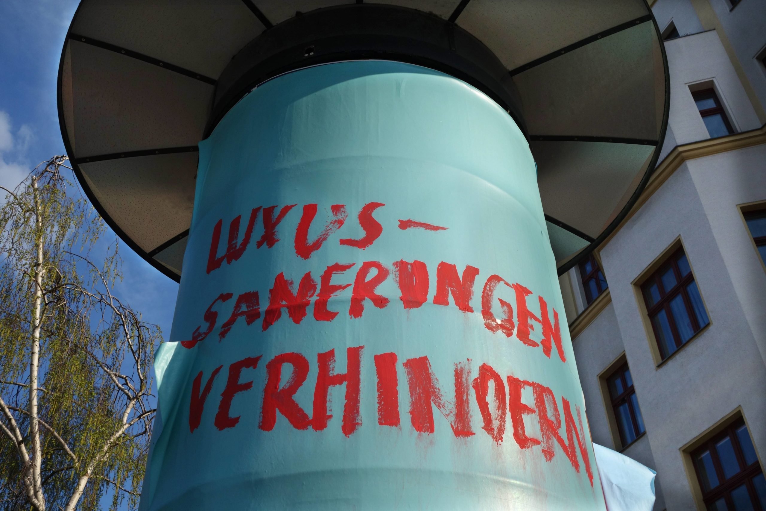 Litfaßsäulen in Berlin: Anschlag an einer Litfaßsäule in Mitte mit der Aufschrift: Luxus-Sanierungen verhindern. Foto: Imago/Müller-Stauffenberg