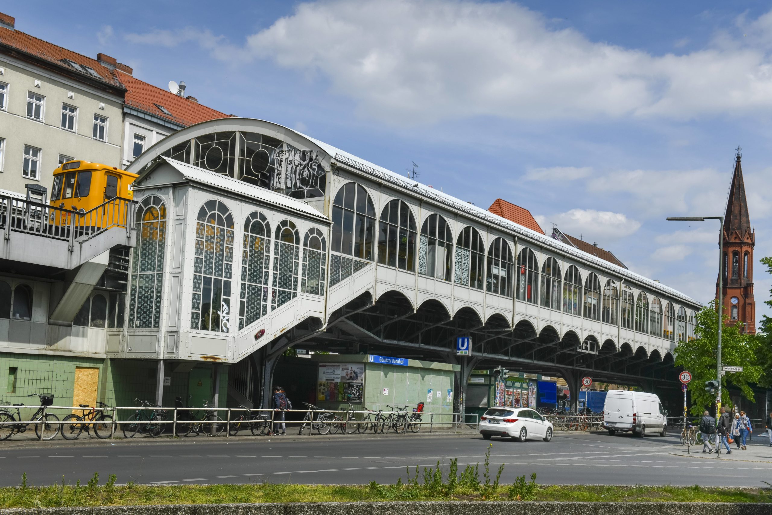 Von den Altbauten an der Skalitzer Straße blickt man direkt auf den Görlitzer Bahnhof. Foto: Imago/Schöning