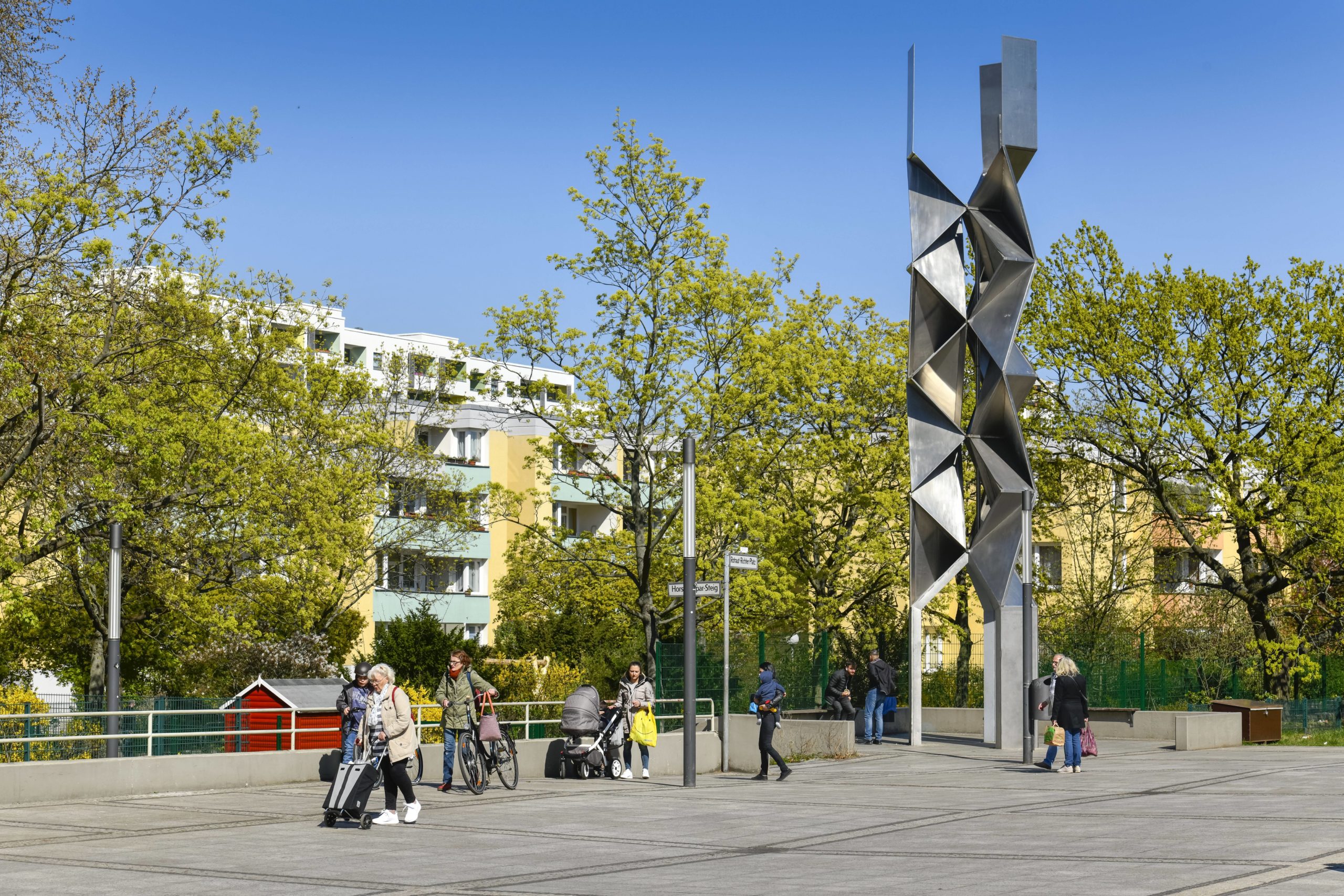Der Rotraut-Richter-Platz liegt neben dem U7-Bahnhof Wutzkyallee. Foto: Imago/Schöning