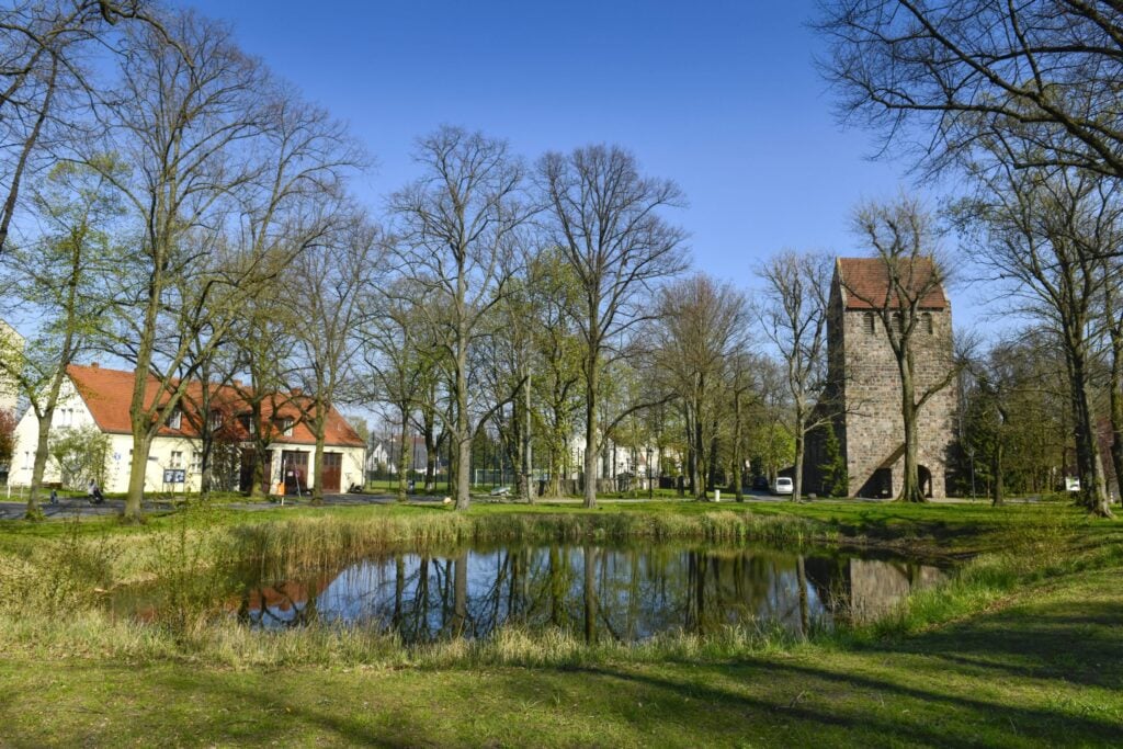 Dorfkirche, Dorfteich, Dorfanger, Alt-Marienfelde, Tempelhof-Schöneberg, Berlin, Deutschland *** village church, pond, village green, Alt Marienfelde, Tempelhof Schöneberg, Berlin, Germany