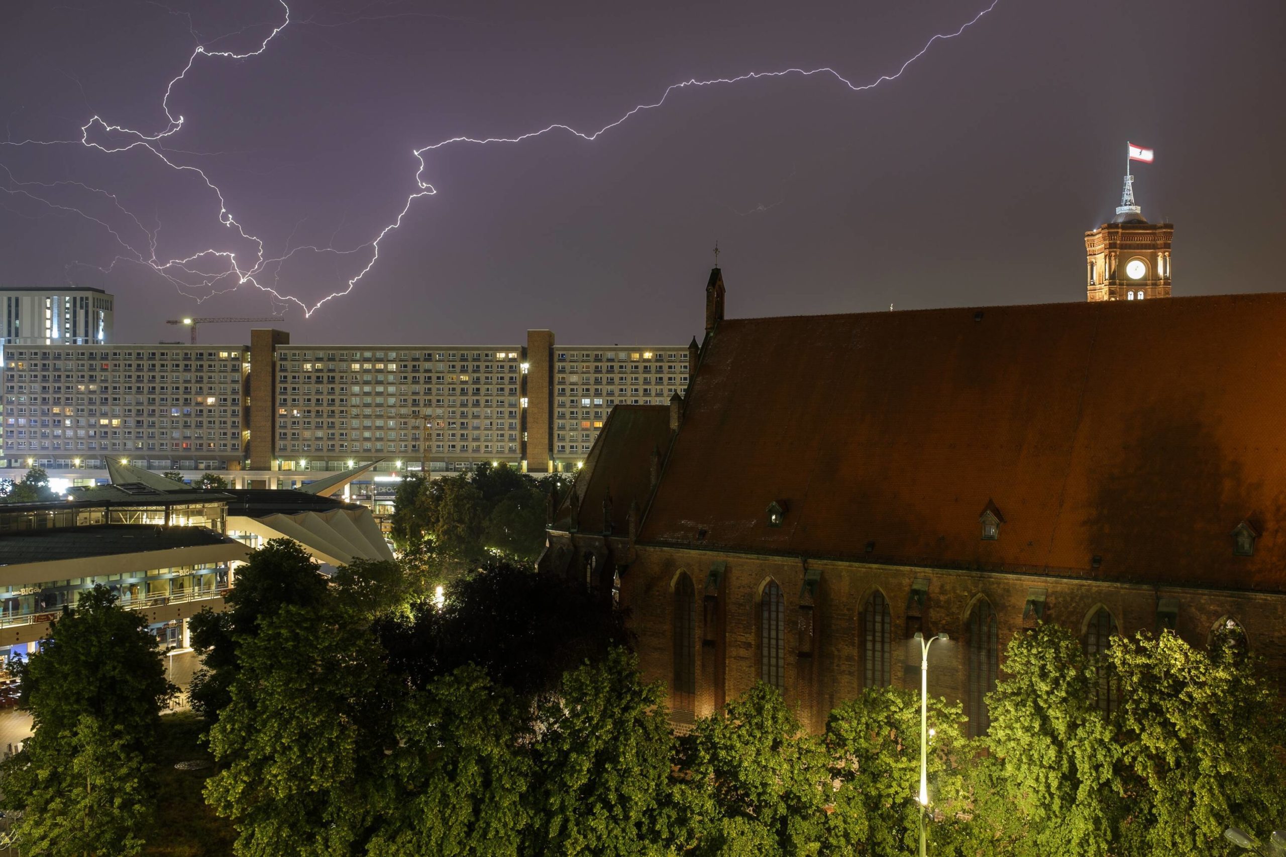 Himmel Berlin Wolken: Blitze über Mitte. Foto: Imago/Akud/Lars Reimann
