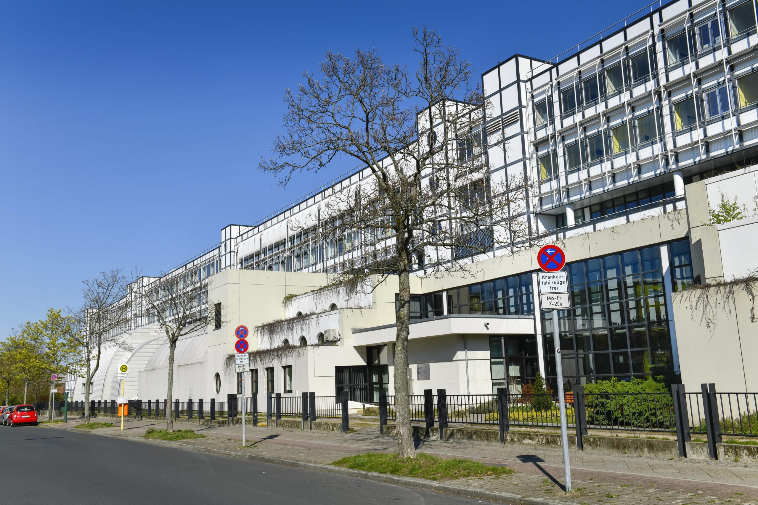 Lange bevor Josef Kleihues mit seinem Sohn das Architekturbüro Kleihues + Kleihues gründete, entwarf er in Berlin Gebäude – darunter auch das Krankenhaus in Rudow. Foto: Imago/Schöning