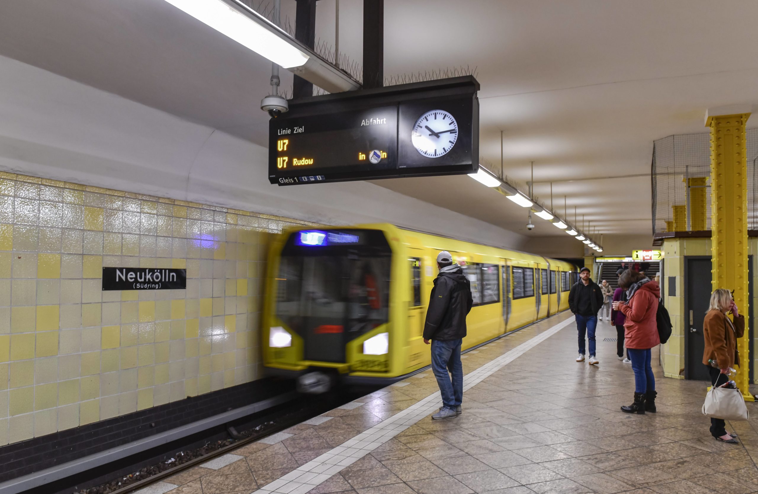 Die Bezeichnung "Südring" verrät es schon: Hier geht’s von der U7 zur S-Bahn. Foto: Imago/Schöning