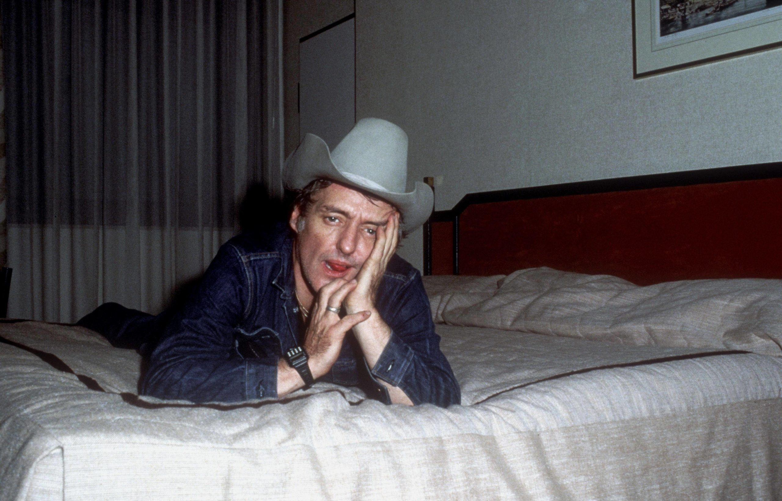 Dennis Hopper auf dem Hotelbett in West-Berlin, 1981. 