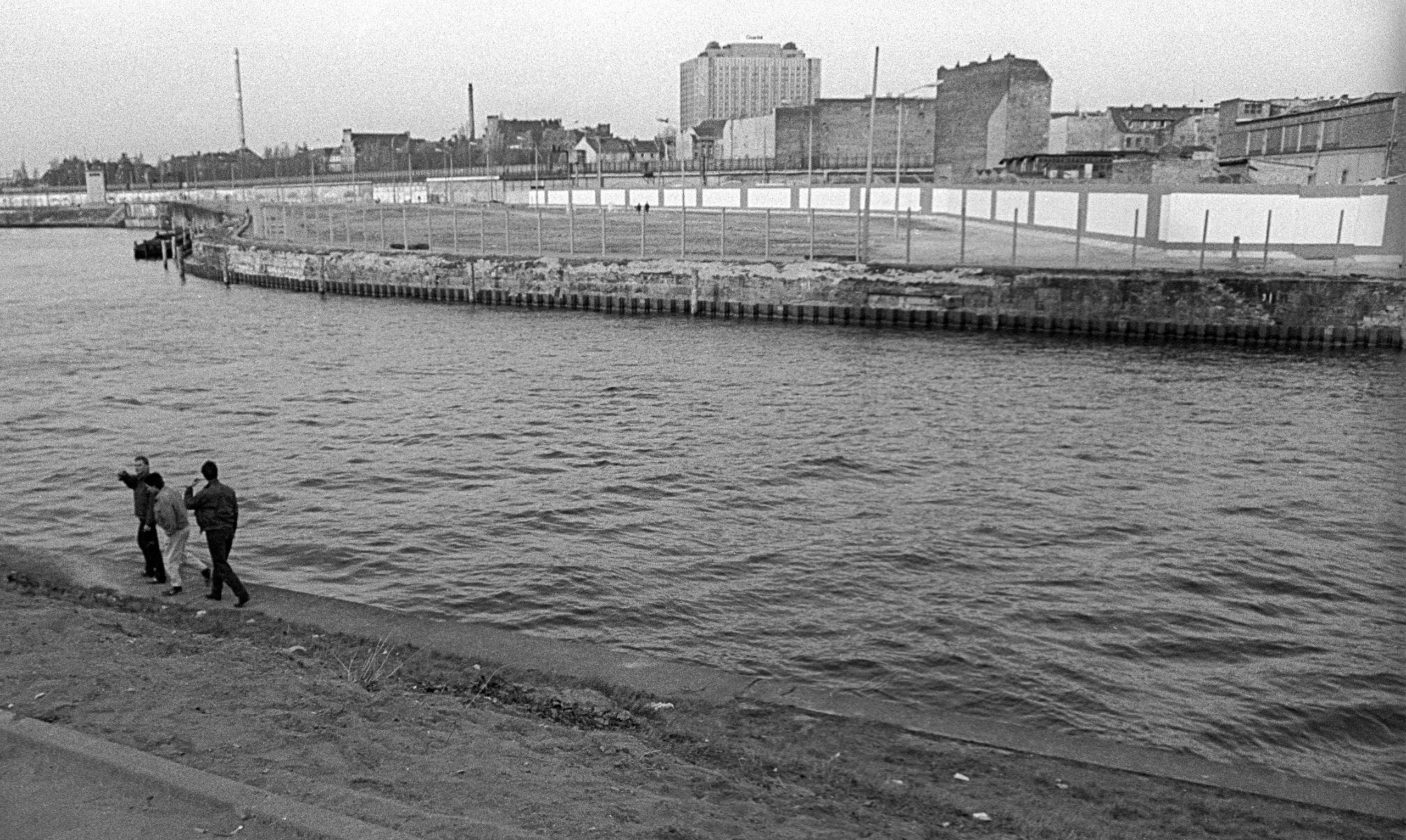 Blick über die Spree zur Mauer auf der Ostseite das Charité Bettenhaus. Foto: Imao/Rolf Zöllner