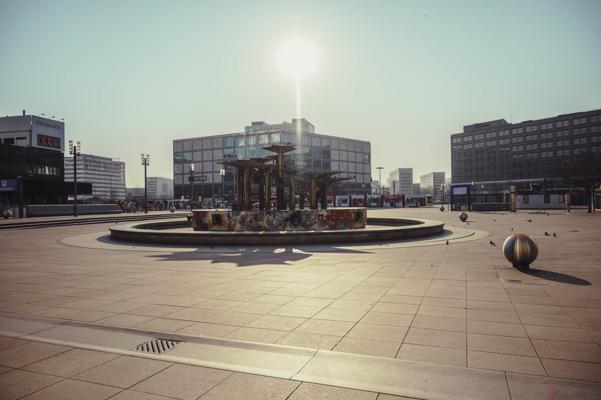 Corona Berlin Chronik: Der Alexanderplatz ohne Menschen, mitten im ersten Corona-Lockdown, Foto vom Ende März 2020. Foto: Imago/Chromorange