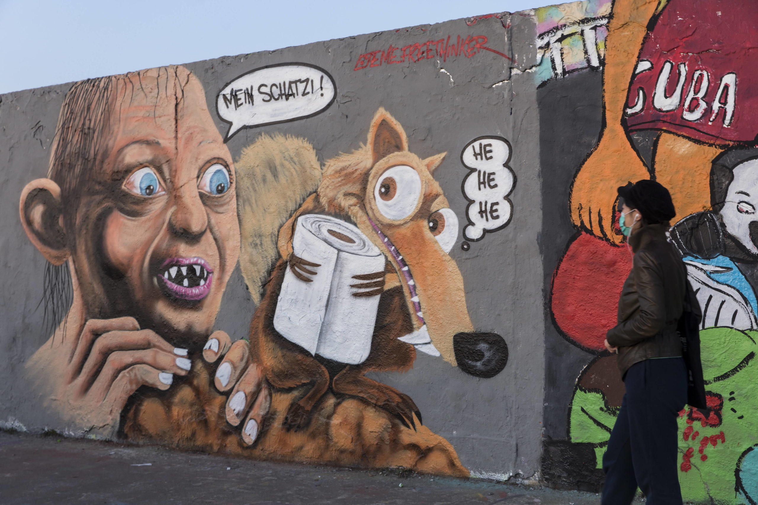 Corona Berlin Chronik: Klopapier-Grafitti zur Corona-Krise gesprüht von Eme Freethinker im Mauerpark, Foto vom 11. April 2020. Foto: Imago/Pop-Eye/Ben Kriemann