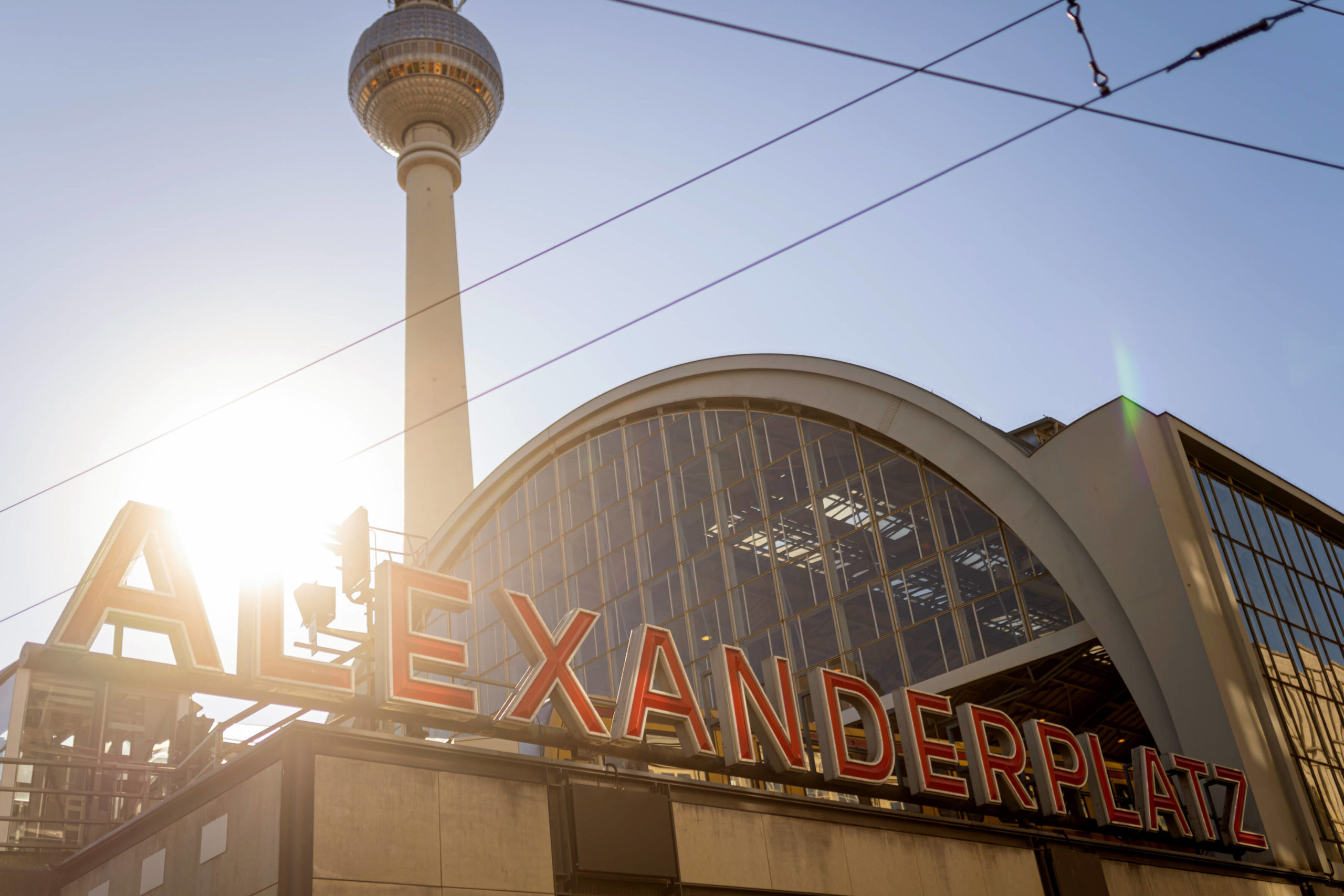 Ob Besucher*in oder Berlin*in: Für jeden bedeutet der Alexanderplatz etwas anderes. Foto: Imago/Marius Schwarz