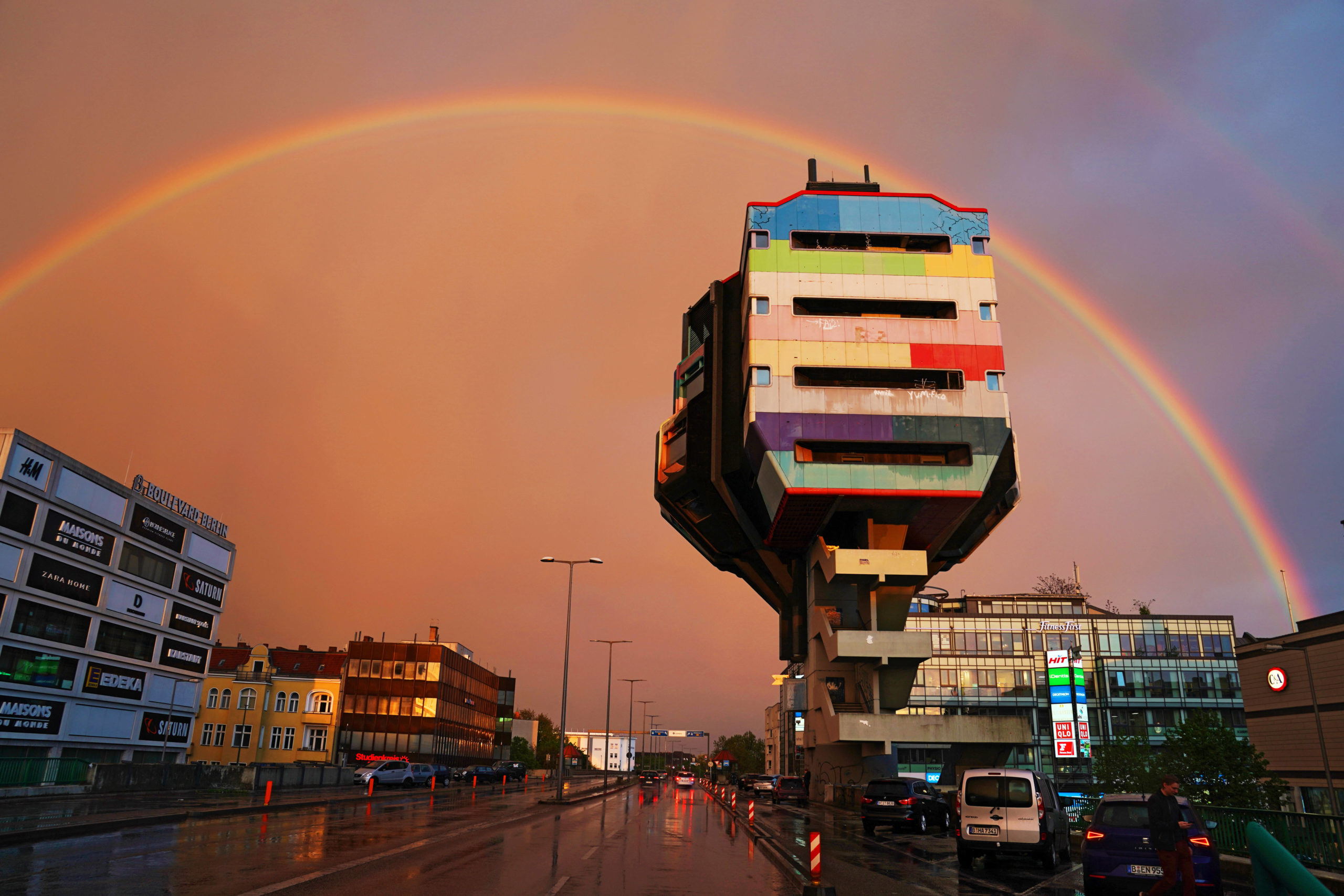 Regen in Berlin: Regenbogen über dem Steglitzer Bierpinsel. Foto: Imago/Serienlicht