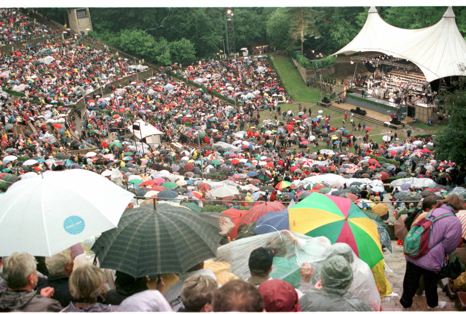 Regen in Berlin: Publikum in der Berliner Waldbühne bei Regen, 1996. Foto: Imago/Brigani-Art