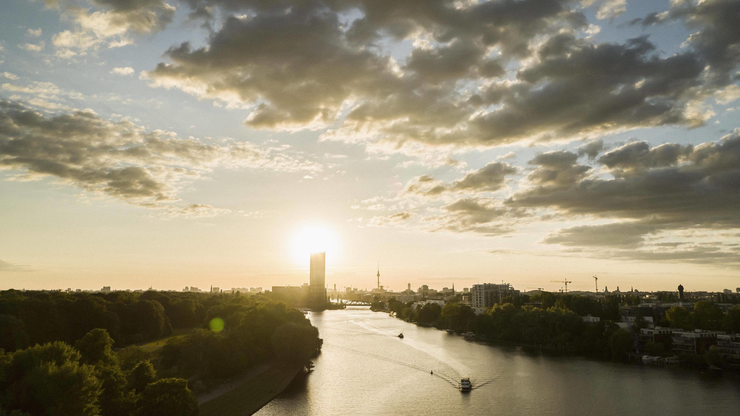 Wasser als Wahrzeichen: Die Spree ist Berlins wichtigster Fluss. Foto: Imago/fStop Images 