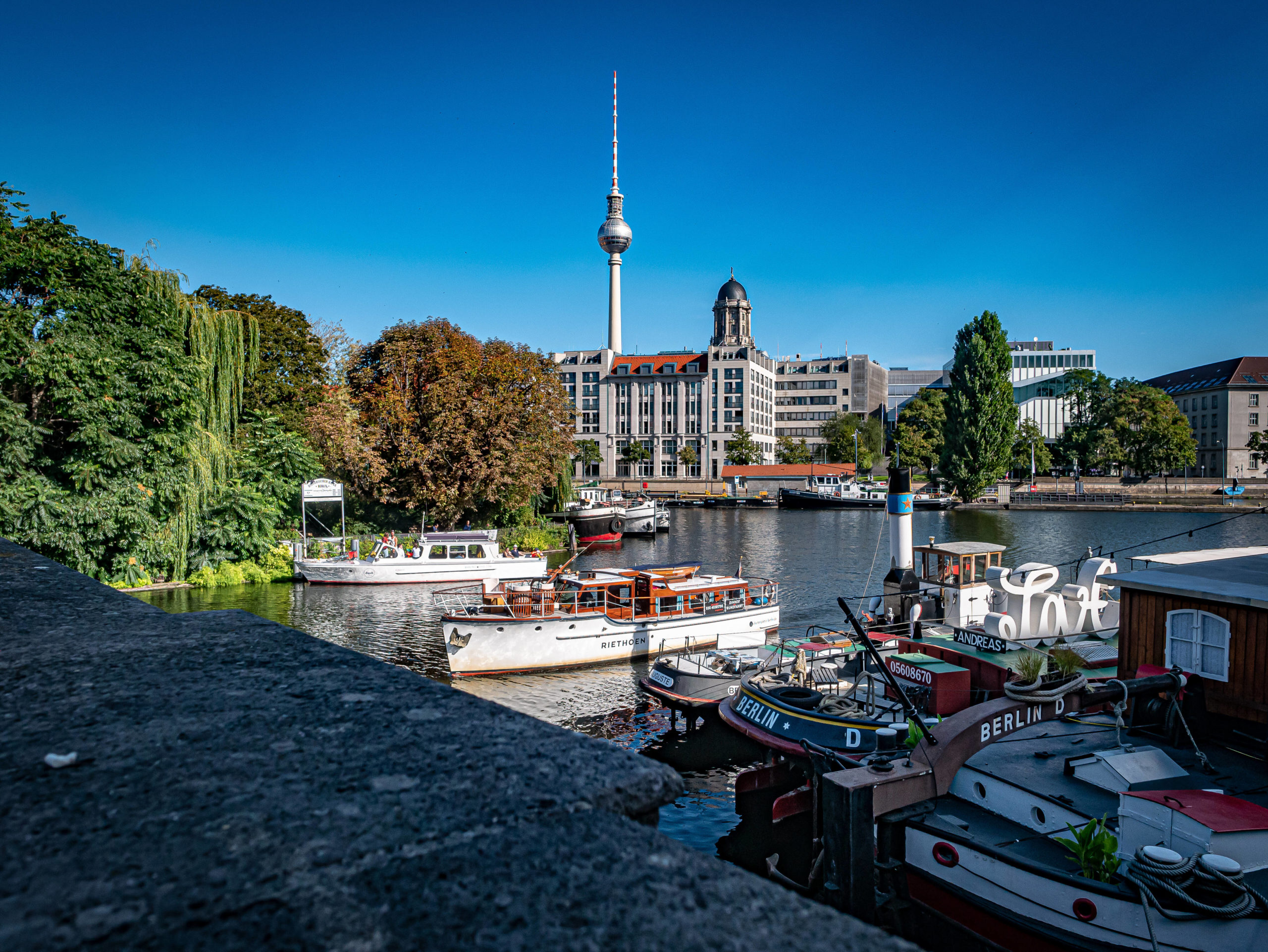 Berlin hat so einige schöne Seiten zu bieten, die glücklich machen. Hier sind wir am Märkischen Ufer. Foto: Imago/Jürgen Ritter
