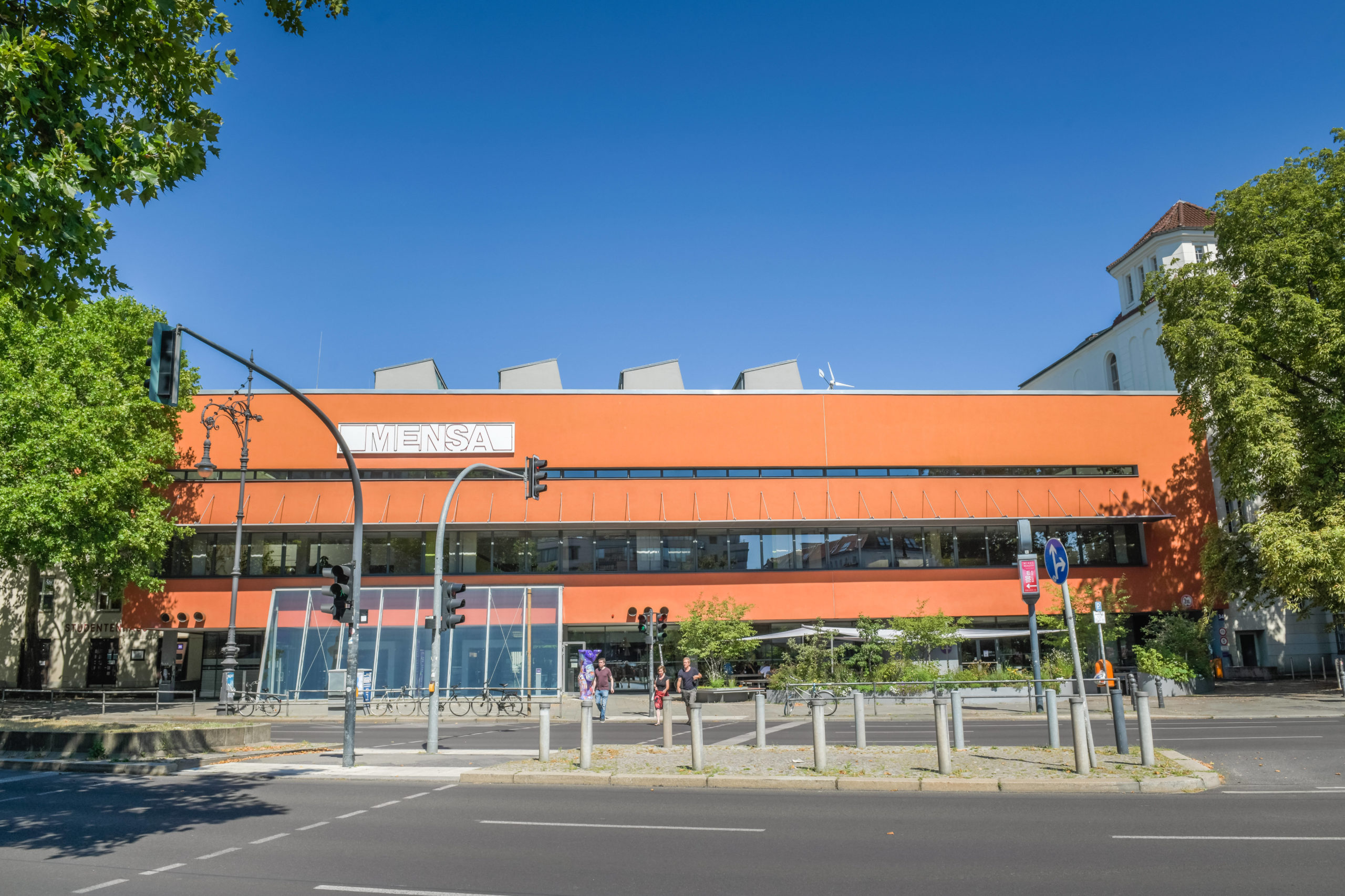 Die orangefarbene Fassade entspricht nicht dem Ursprungszustand. Düttmann setzte an der Hardenbergstraße voll auf Sichtbeton. Foto: Imago/Joko