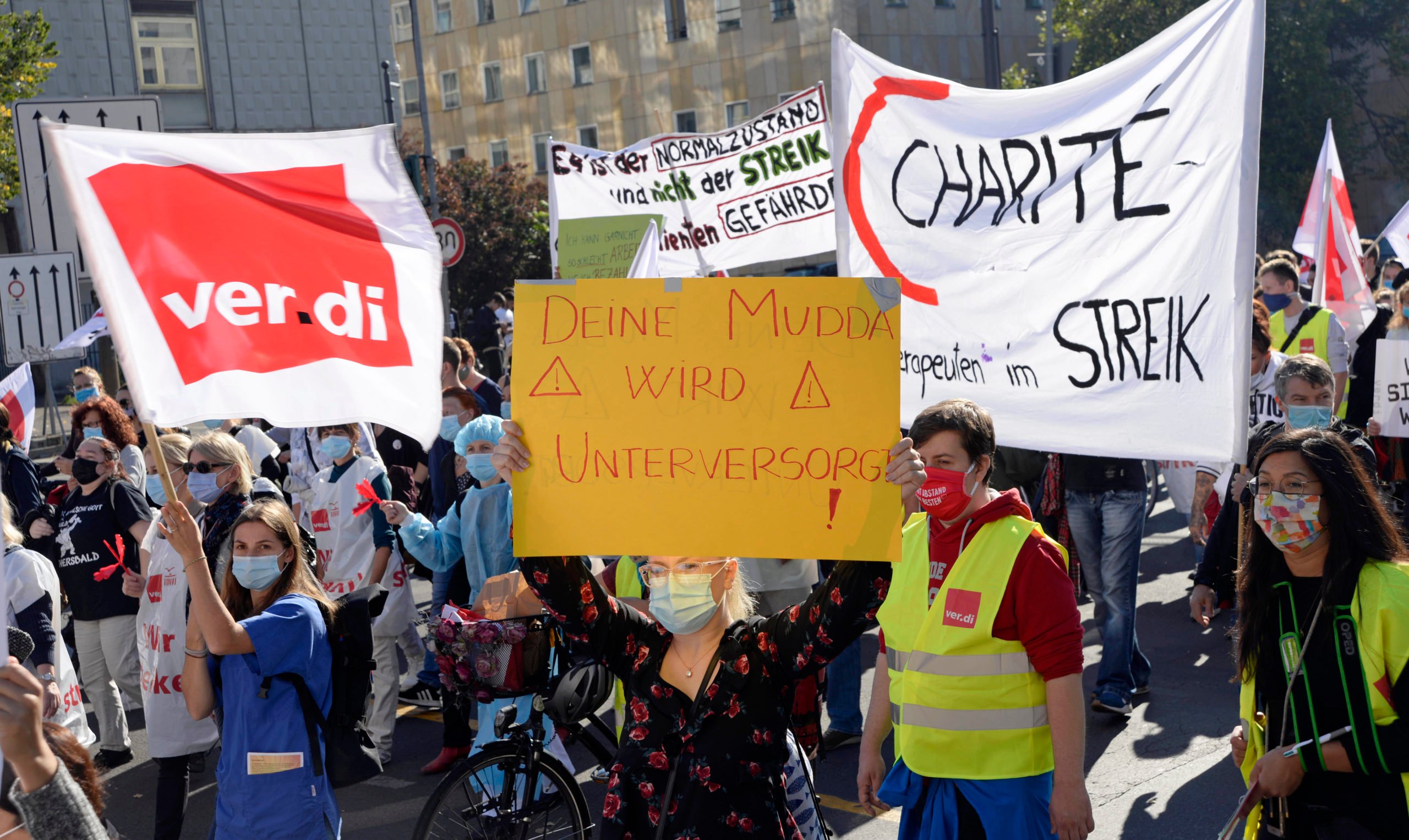 2020 forderten Demonstrant*innen unter dem Motto : "Klatschen war gestern - heute ist Zahltag" eine gerechtere Entlohnung . Foto: Imago/Bernd Friedel