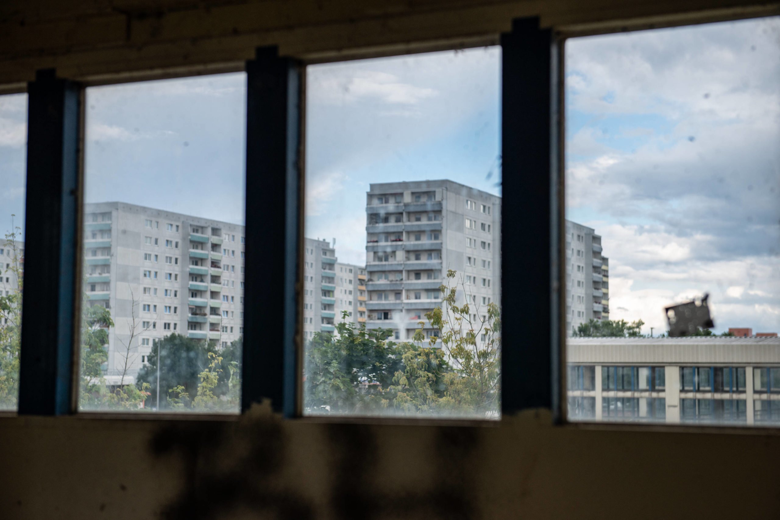 Blick vom S-Bahnhof Ahrensfelde auf Plattenbauten in Marzahn, wo manche Wohnungen noch nicht so teuer sind. Foto: Imago/F. Anthea Schaap