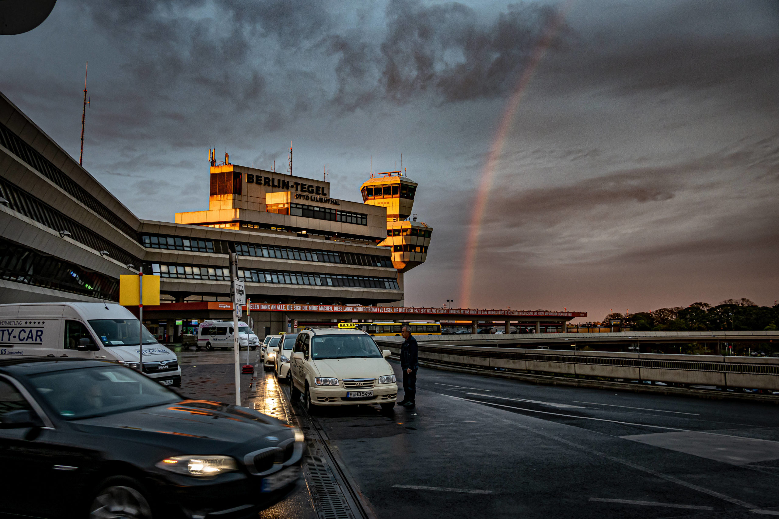 Regenbogen verabschiedet den Flughafen Tegel im Herbst 2020. Foto: Imago/Jürgen Ritter