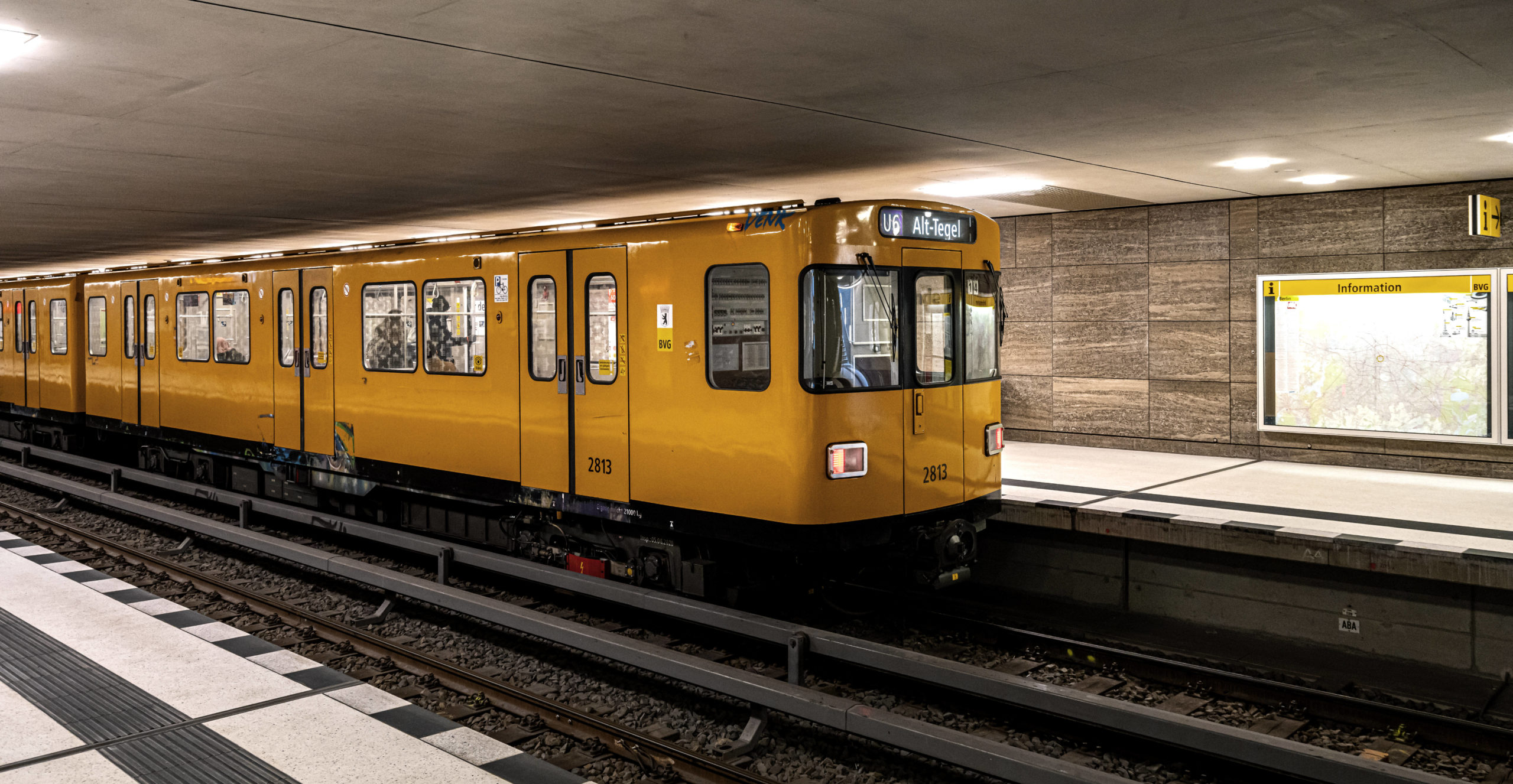 Ein Zug der U-Bahnlinie U6 im Bahnhof Unter den Linden. Foto: Imago/Chromorange