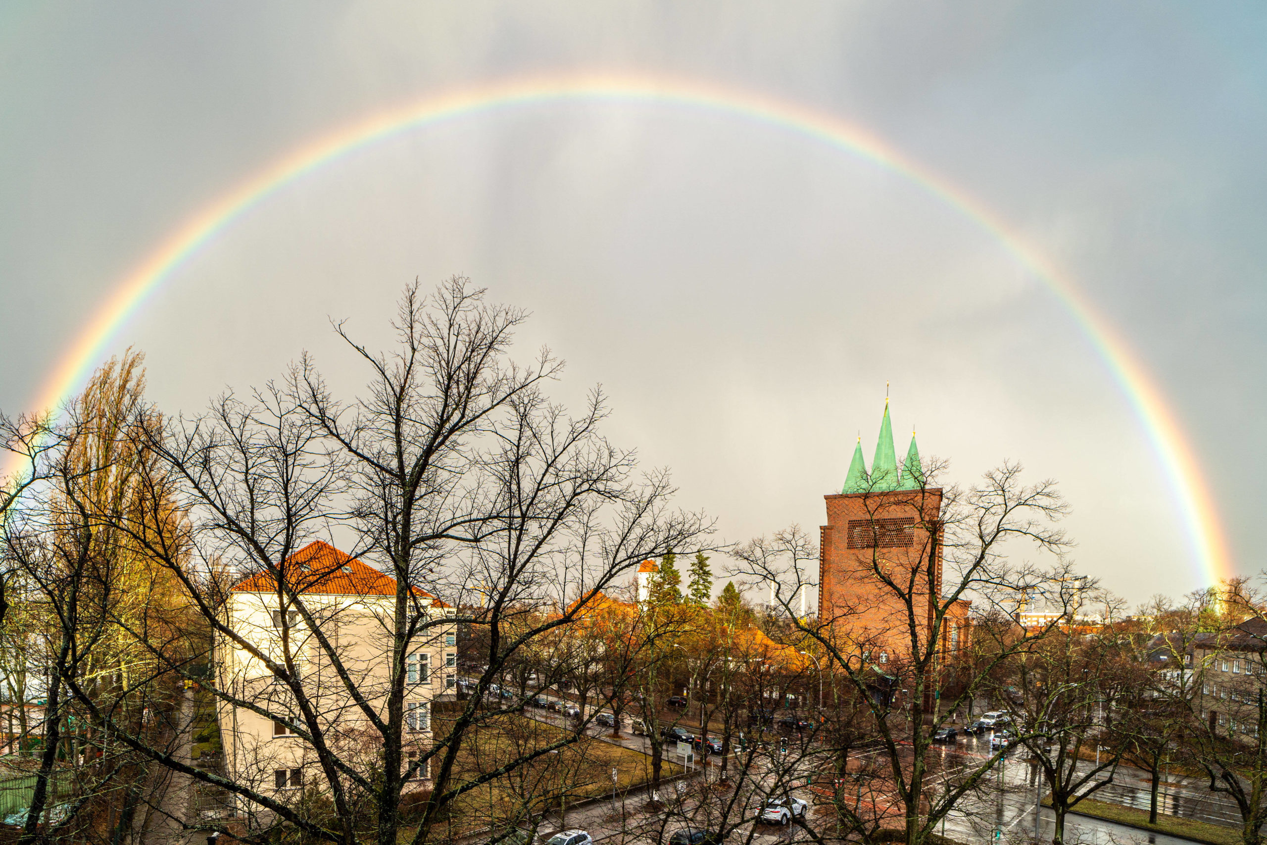 Himmel Berlin Wolken: Am Ende des Regenbogens ist Schmargendorf. Wer hätte das gedacht? Foto: Imago/Stefan Zeitz
