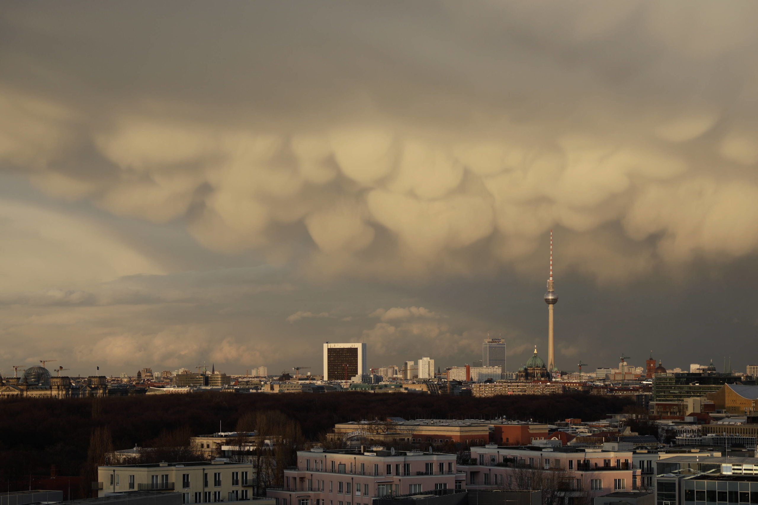 Himmel Berlin Wolken: Mammatus-Wolken hängen im März 2021 über Berlin. Foto: Imago/Reiner Zensen