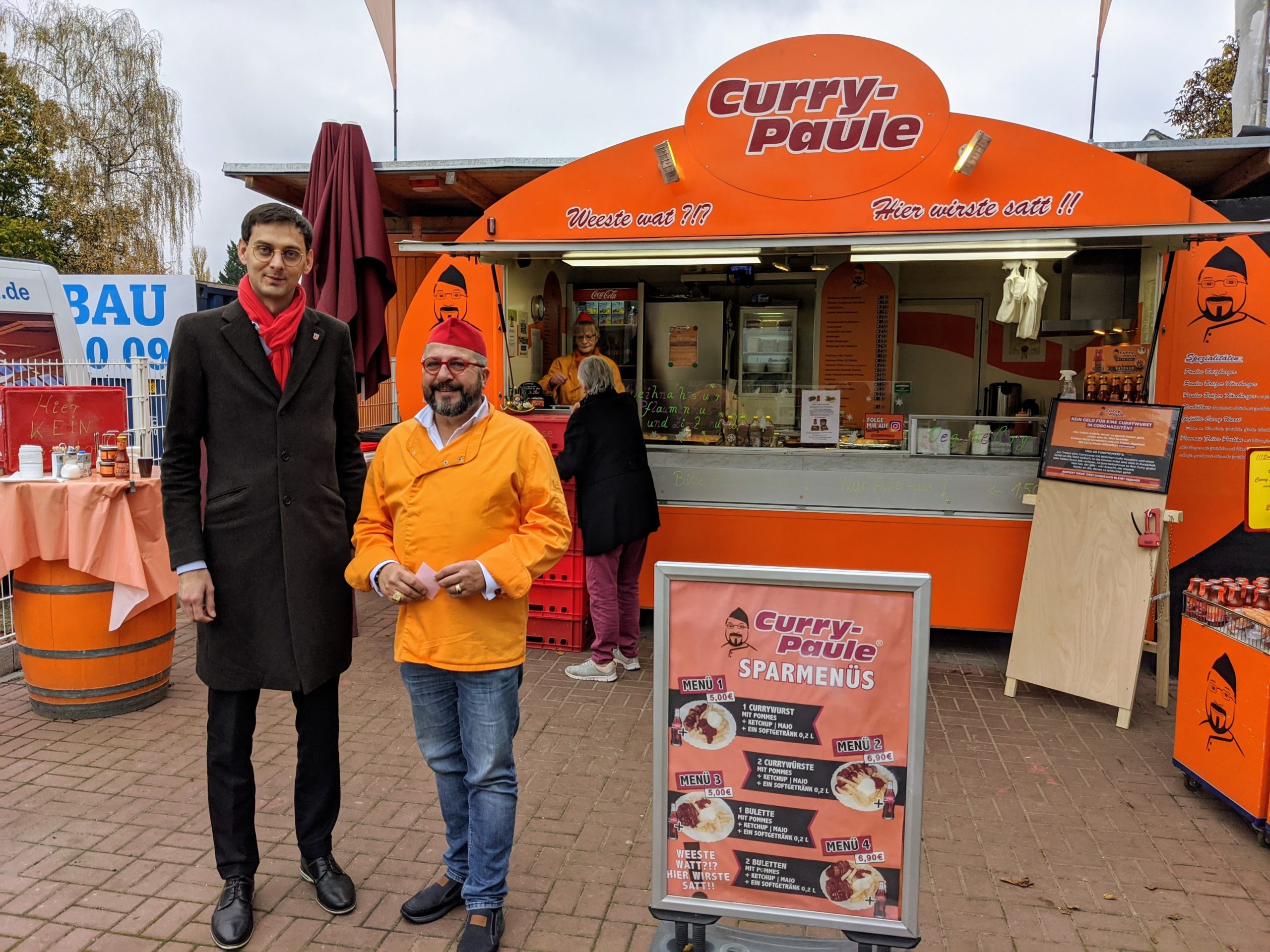 Neuköllns Bezirksbürgermeister Martin Hikel unterstützt die Aktion #einemehr und kaufte die erste Wurst. Foto: Curry-Paule