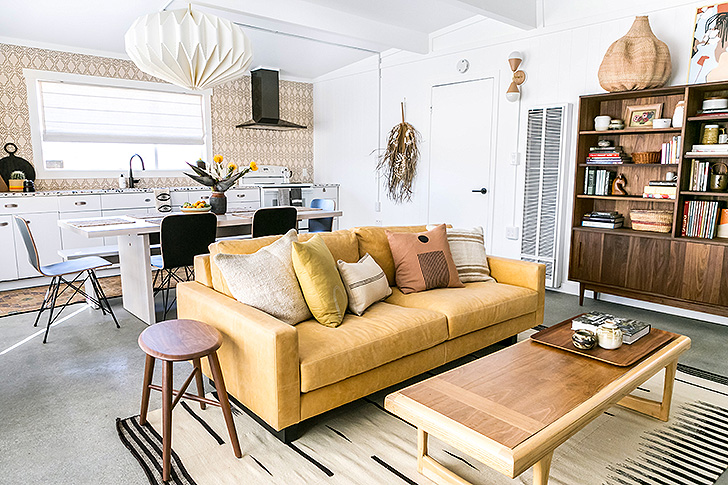 Der Scandifornia-Chic überzeugt auch in der Berliner Wohnung mit akzentuierten, knalligen Farben. Foto: Veneer Designs/Natalie Myers