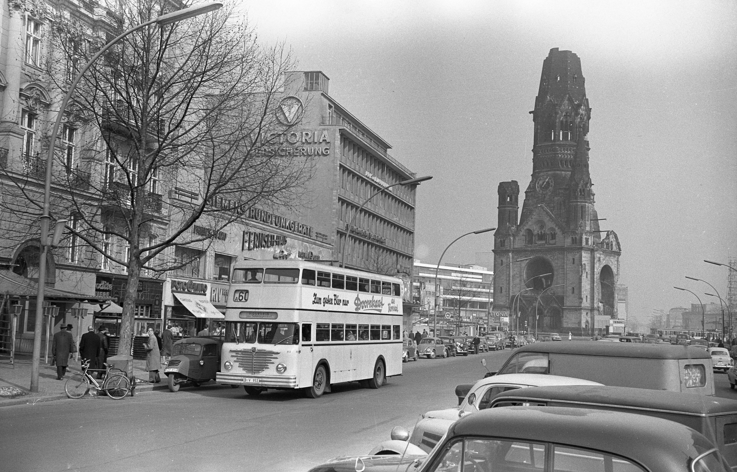 Eine Zeitreise zu Bussen in Berlin in vergangenen Jahrzehnten. 