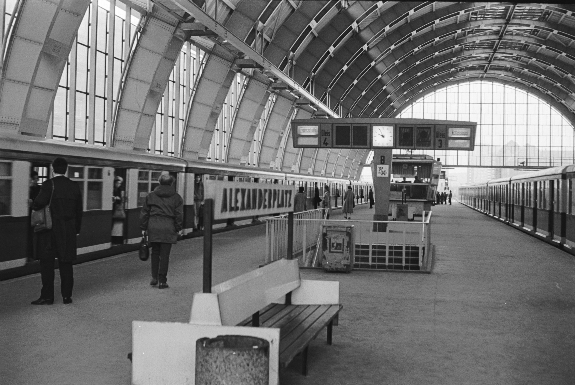 Bahnhof Alexanderplatz, 1985. Foto: Gerd Danigel/ddr-fotograf.de/CC BY-SA 4.0 