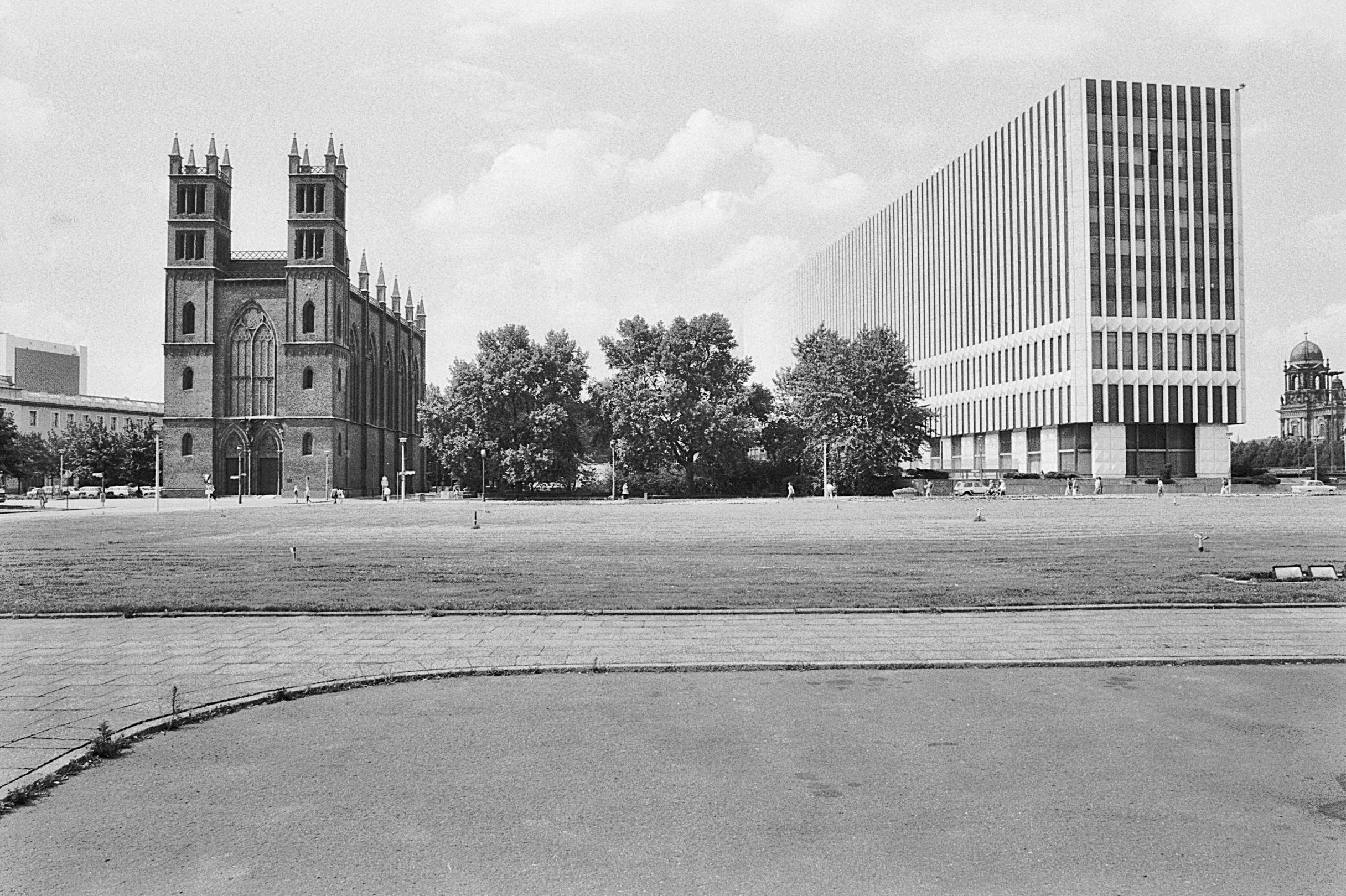 Ost-Berlin 1980er: Friedrichswerdersche-Kirche, Französische Straße und Außenministerium. Foto: Gerd Danigel/ddr-fotograf.de/CC BY-SA 4.0