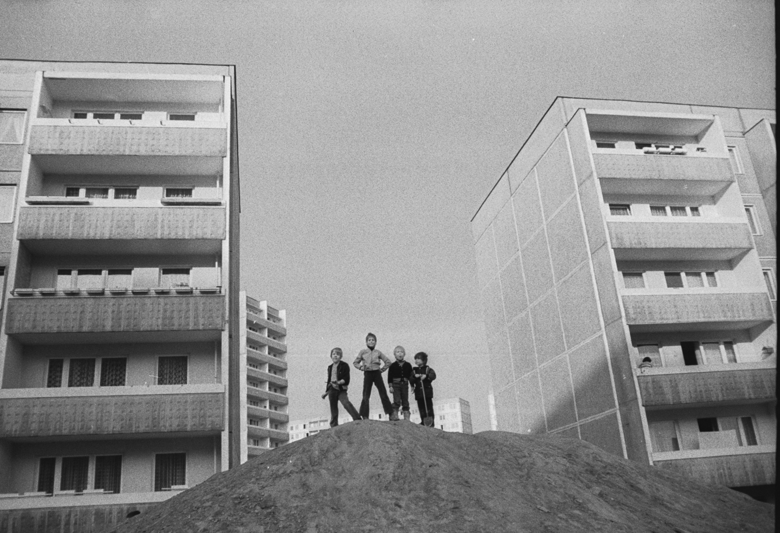 Kinder zwischen Plattenbauten in Marzahn, 1980. Foto: Gerd Danigel/ddr-fotograf.de/CC BY-SA 4.0
