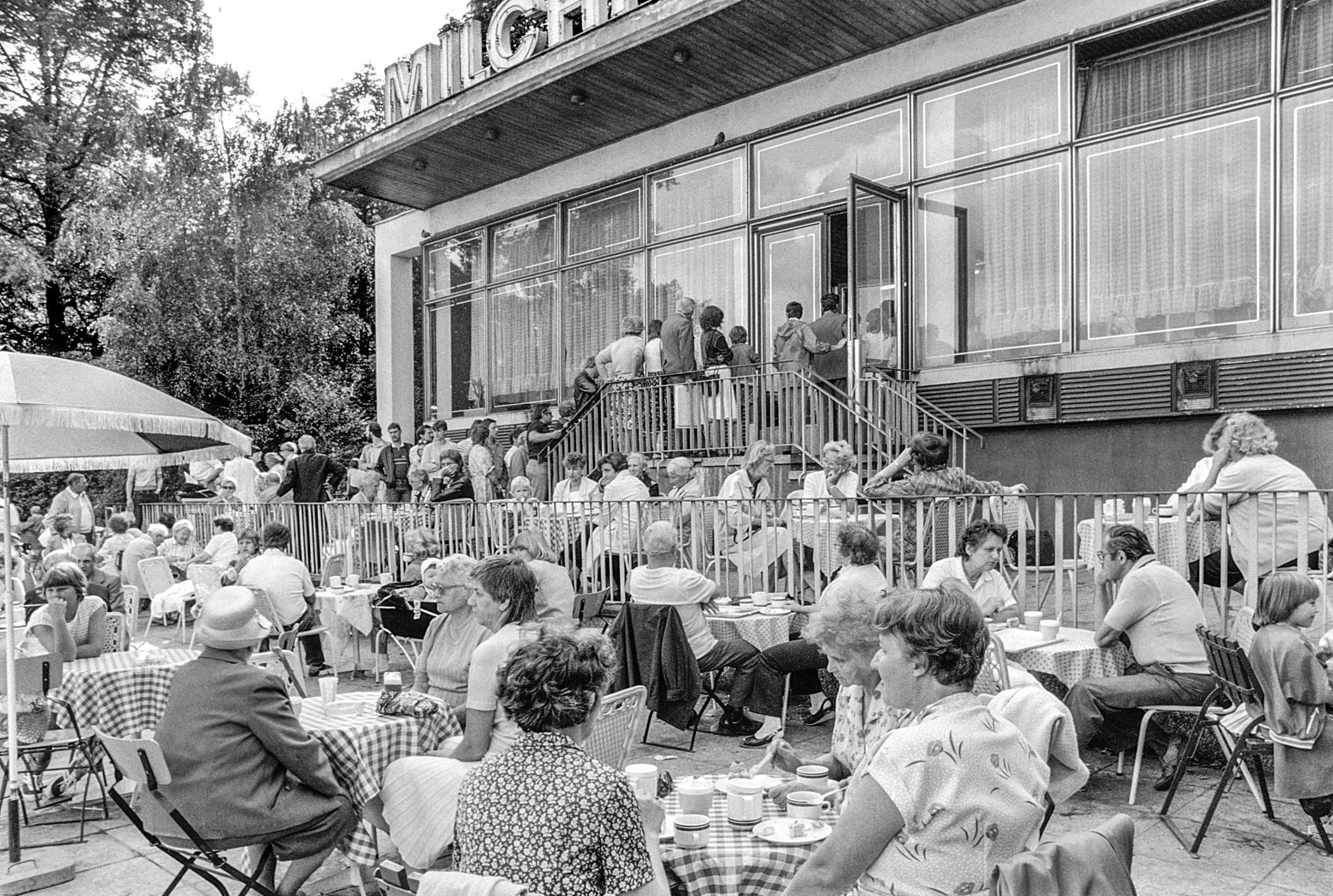Ost-Berlin 1980er: Café Milchhäuschen am Weißen See. Foto: Gerd Danigel/ddr-fotograf.de/CC BY-SA 4.0