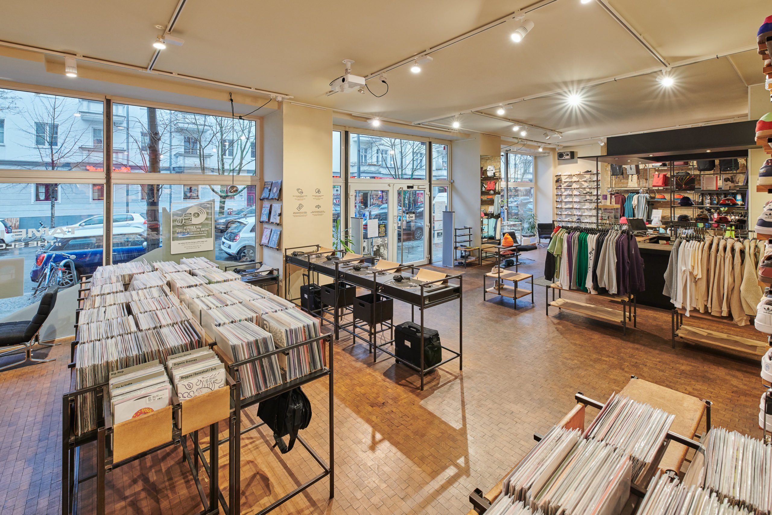 shoppen in Friedrichshain Im HHV-Store kommt lässige Streetwear mit einer feinen Auswahl Vinyl zusammen.
