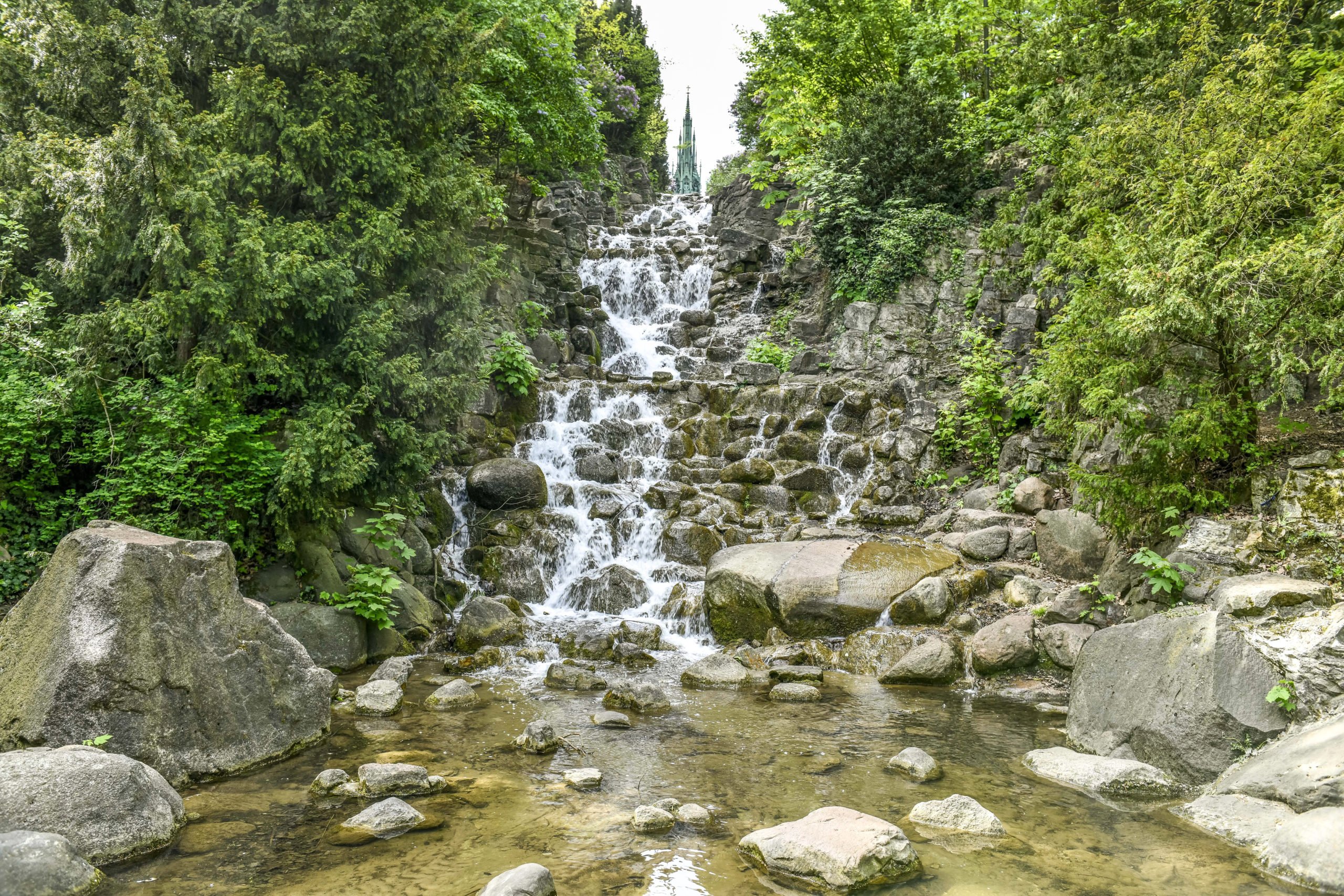 Kreuzberg 61 Romantischer Ort: Der wilde Wasserfall in bergiger Kulisse im Viktoriapark wirkt eigentlich sehr Berlin-untypisch. 