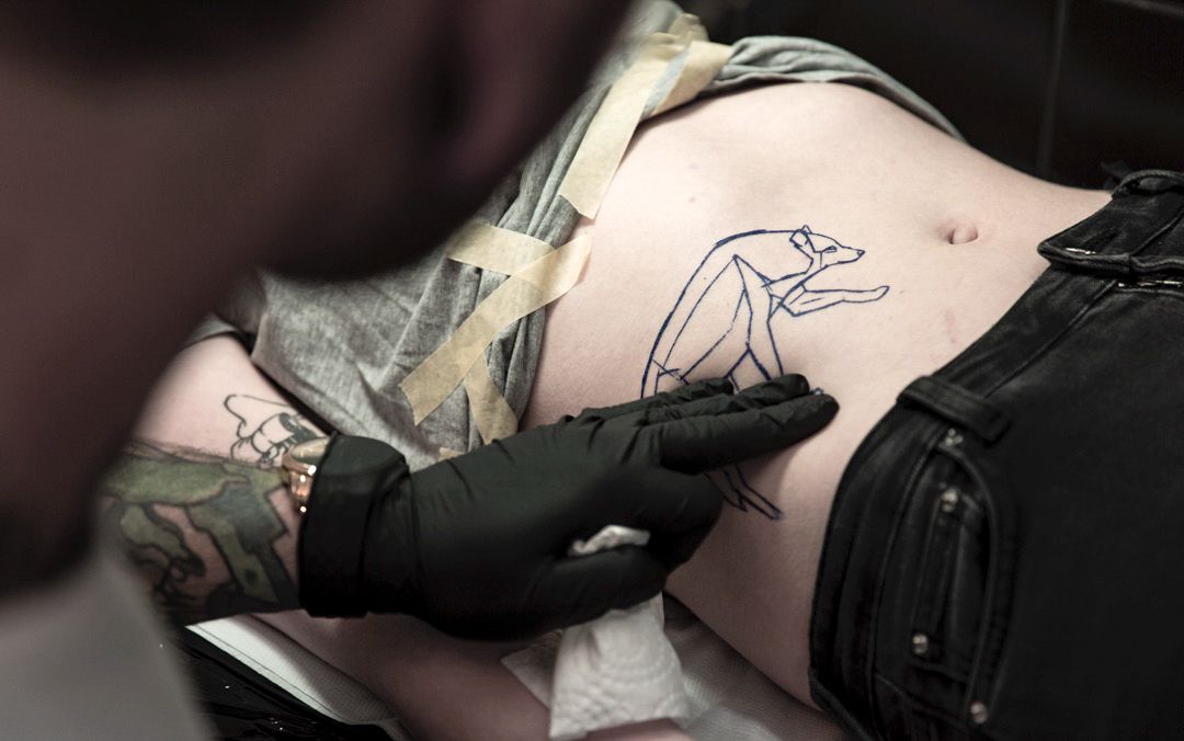 tattoo-studios berlin AKA versteht sich als Kollektiv von Tätowierenden, das Kunst auf die Haut seiner Kundschaft zaubert. 