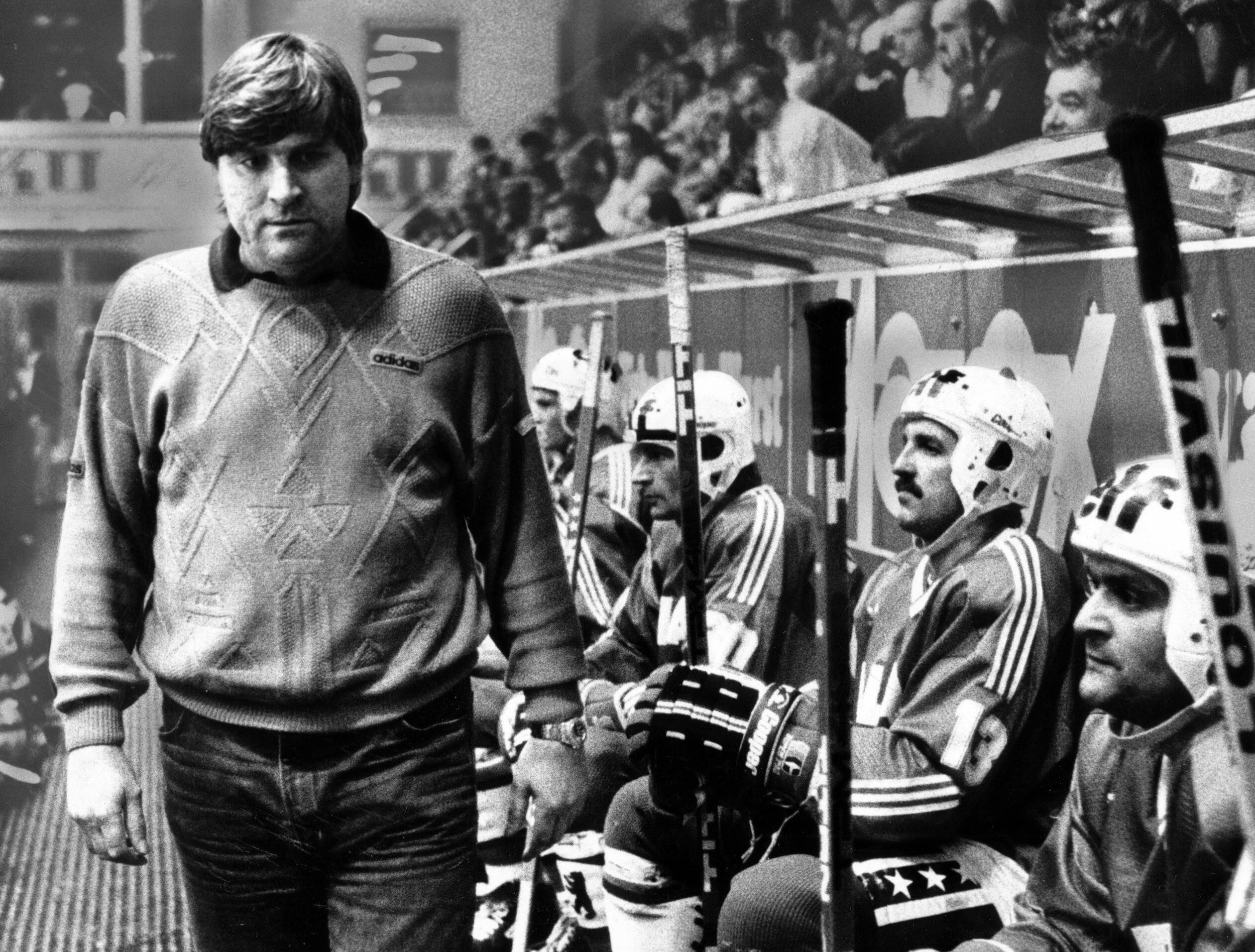 Trainer Lorenz Funk in der Eissporthalle Jafféstr, 1987. Foto: Imago/Werek