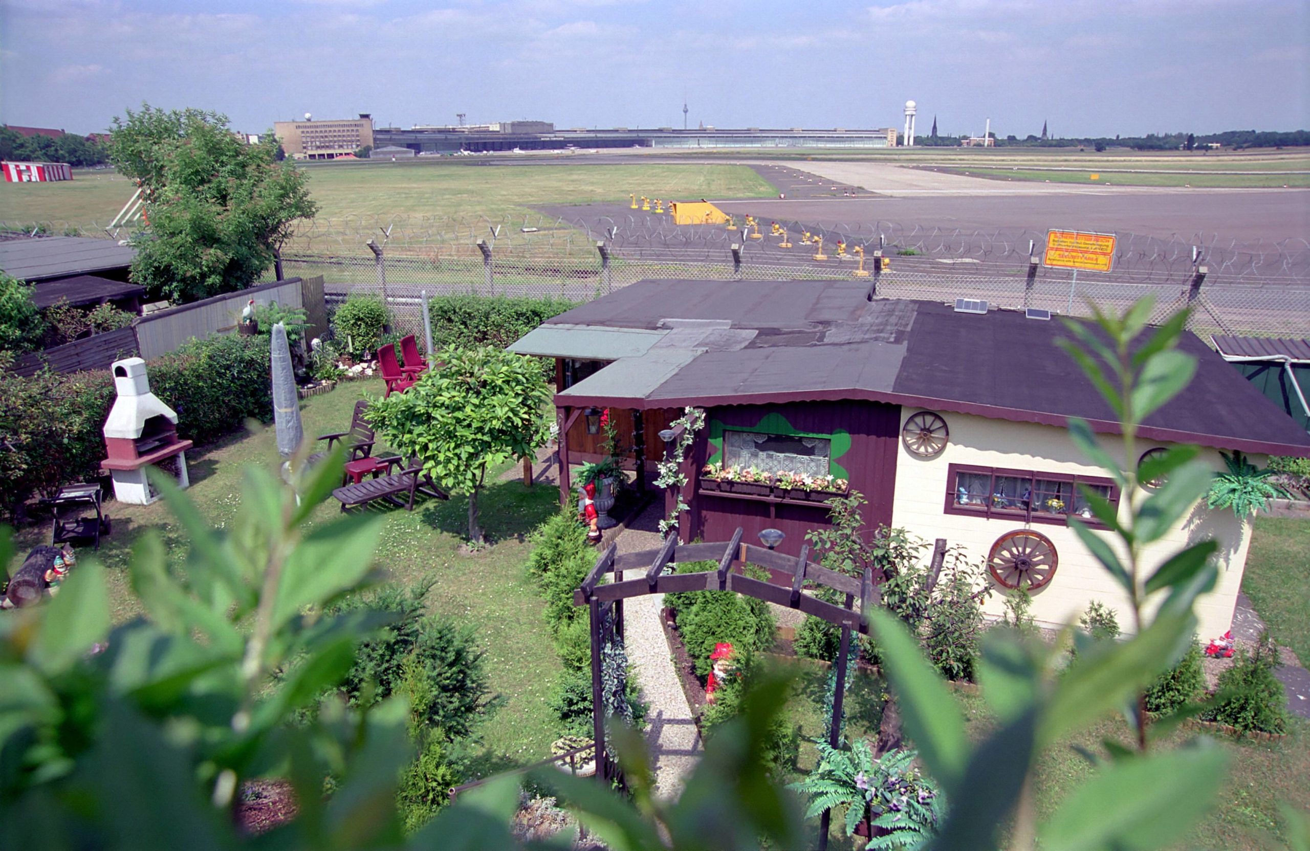 Schrebergärten am Rollfeld des Flughafens Tempelhof. Foto: Imago/Lem