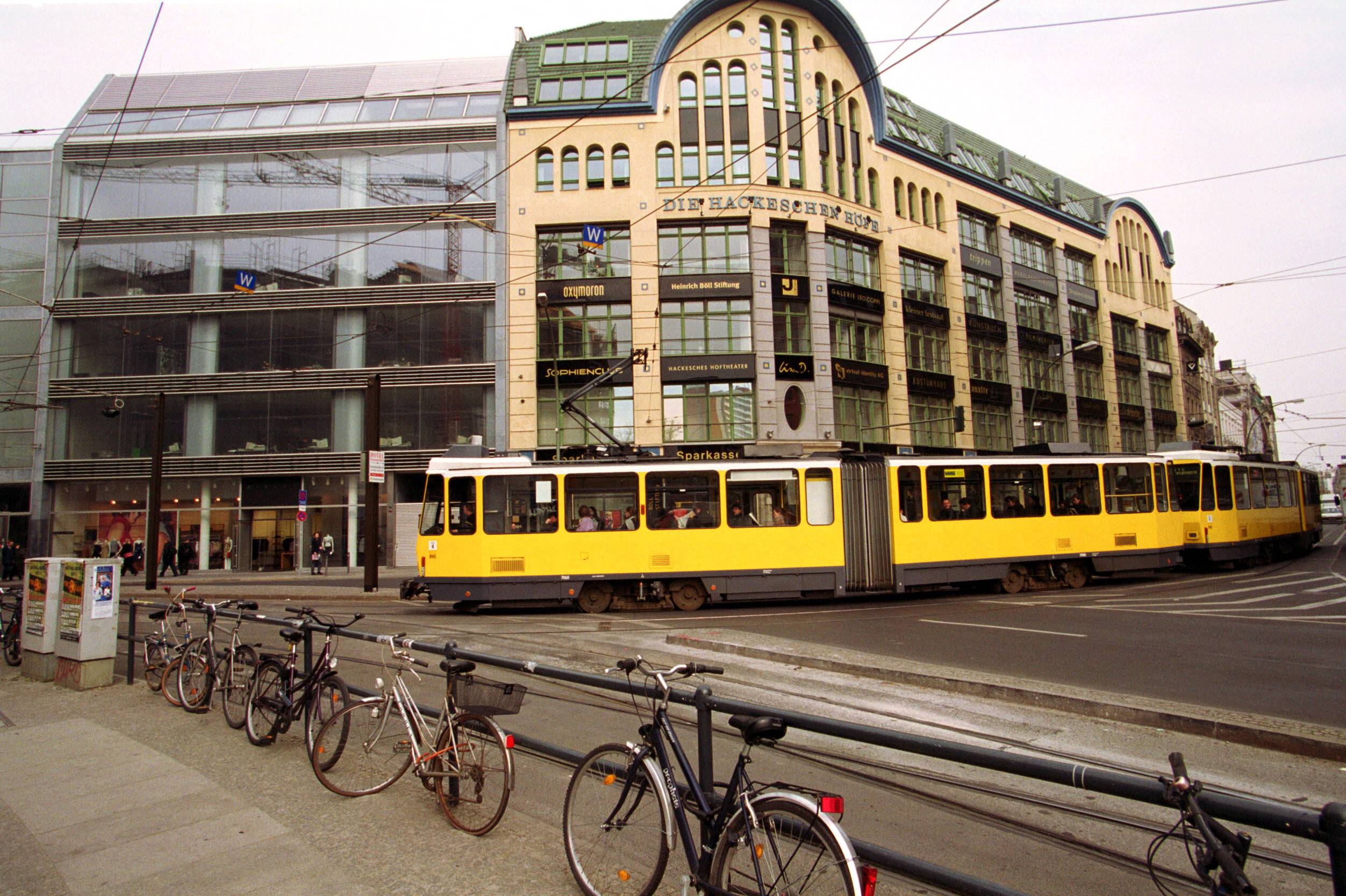 Die neuen Straßenbahnen am Hackeschen Markt, 2002. Foto: Imago/Bonn-Sequenz