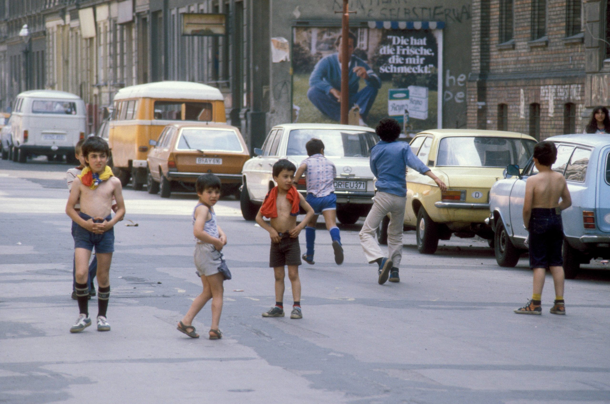 Auf der Straße spielende Kinder in Kreuzberg, frühe 1980er-Jahre. Foto: Imago/Sven Simon