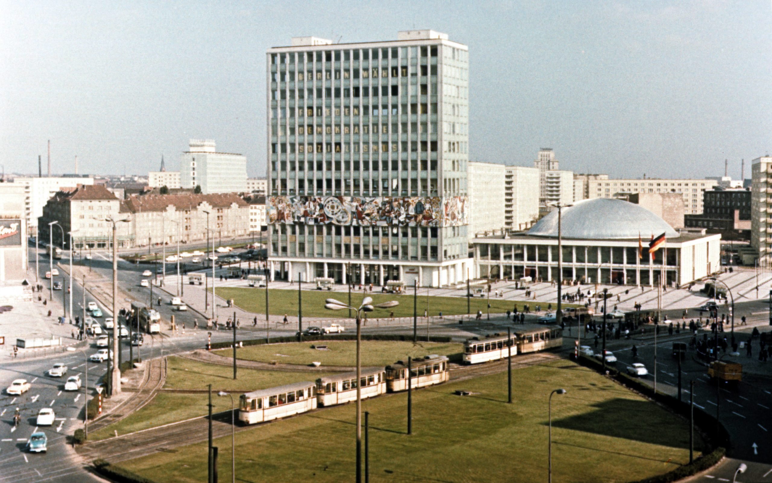 Straßenbahn in Berlin: Haus des Lehrers und Kongresshalle auf dem Alexanderplatz, 1965. Foto: Imago/Gerhard Leber